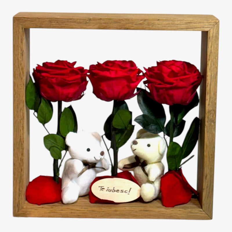 Aranjament de masă cu trandafiri criogenați roșii și ursuleți de plus în cutie plexiglas 27x27cm, decor romantic pentru casă sau cadou special.