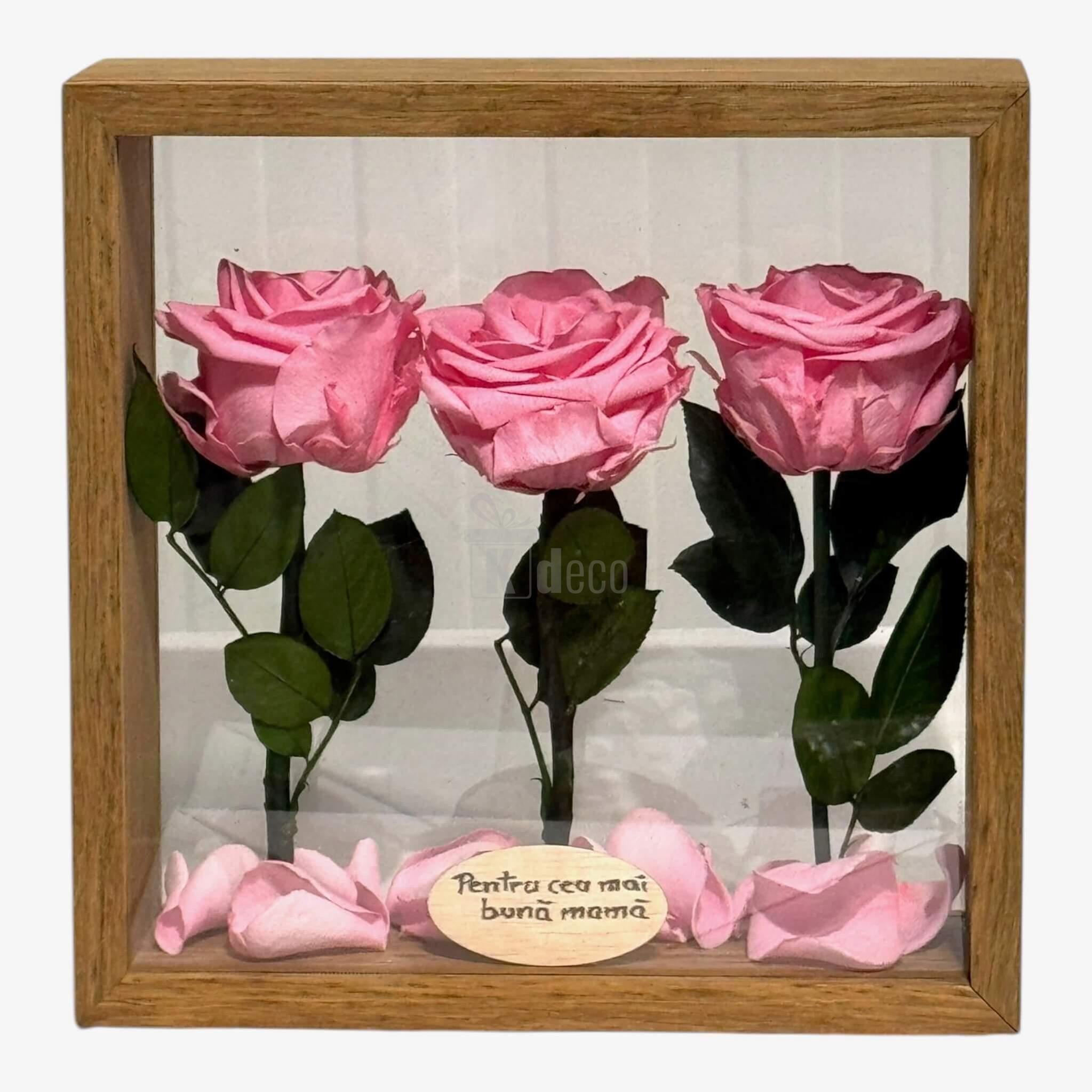 Aranjament de masă cu trandafiri criogenați roz și petale în ramă de lemn, mesaj personalizat pentru cea mai bună mamă.