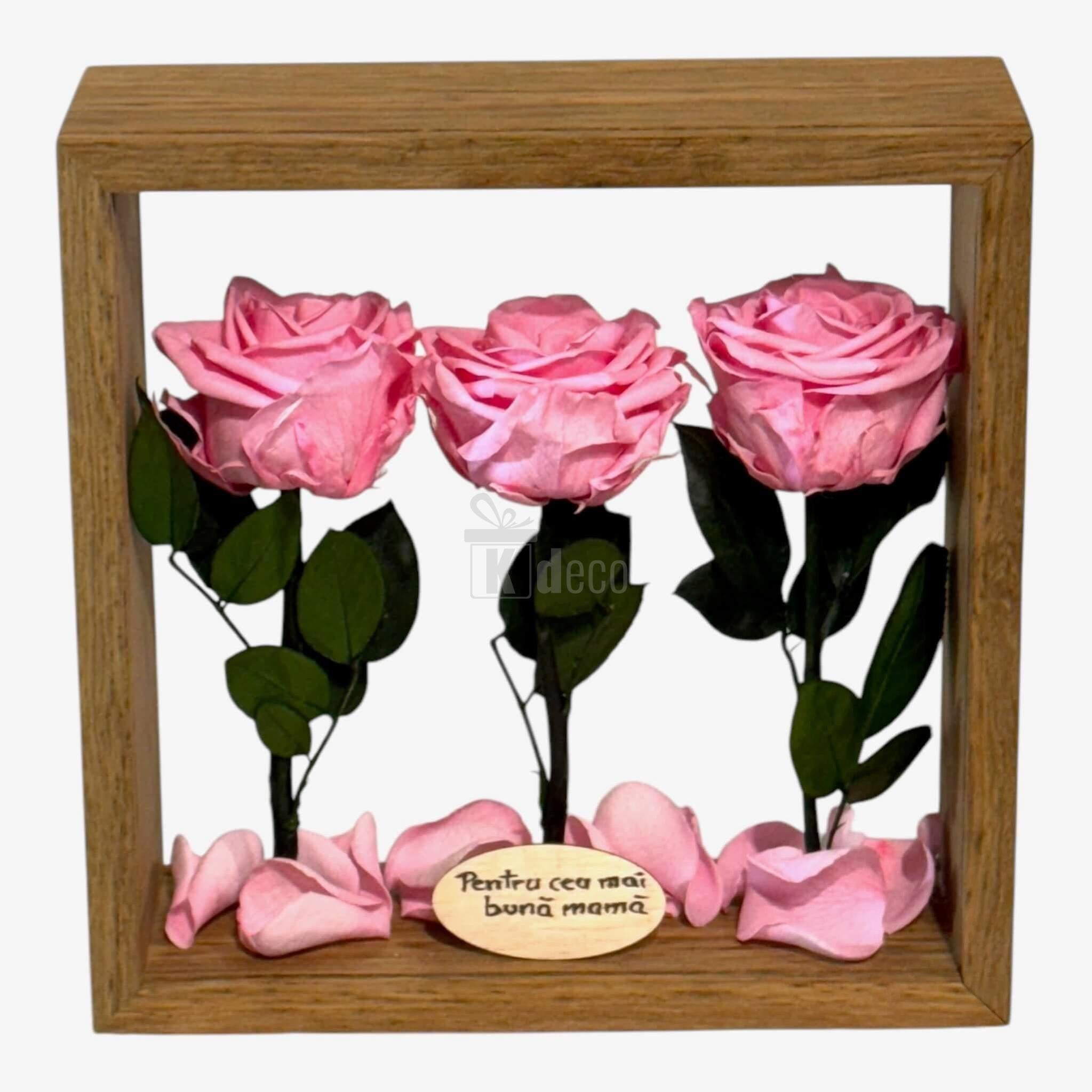 Trandafiri criogenați roz în ramă de lemn cu plexiglas, decor elegant cu mesaj personalizat, ideal pentru ocazii speciale.