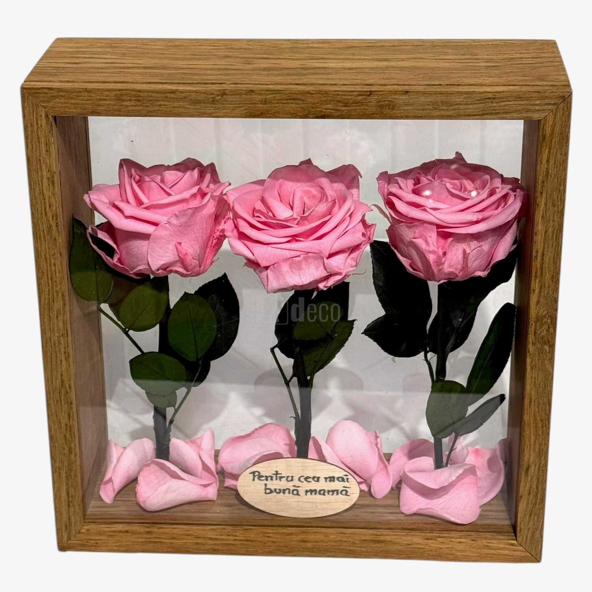 Aranjament floral cu trandafiri roz criogenați și petale, în ramă de lemn 27x27cm, mesaj pentru mamă, decor deosebit.