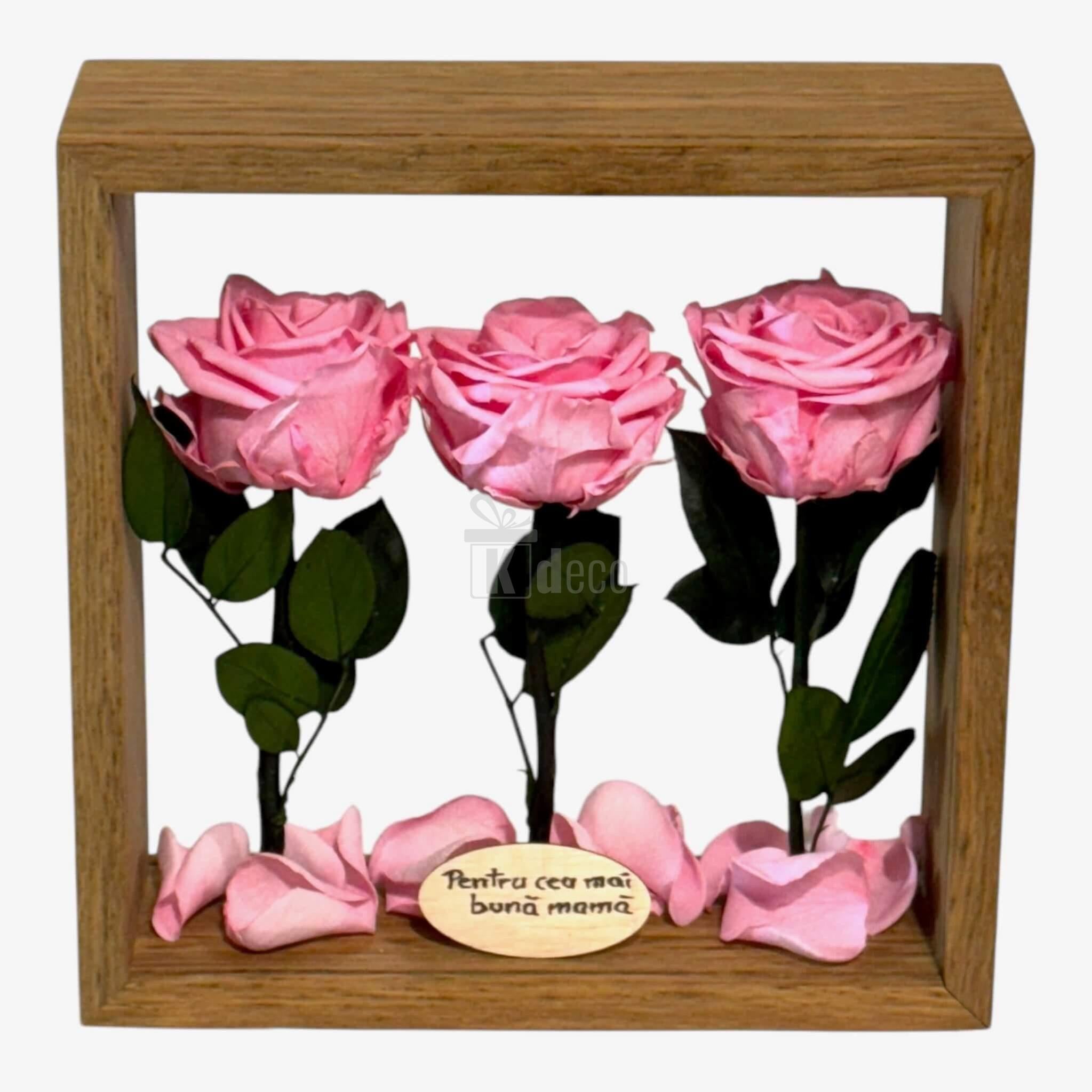 Trandafiri criogenați roz în ramă de lemn cu mesaj personalizat, decor floral elegant pentru casă sau cadou special.