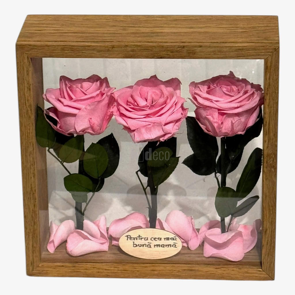 Trandafiri criogenați roz în ramă de lemn cu plexiglas, decor floral cu mesaj personalizat pentru mamă, ideal pentru ocazii speciale.