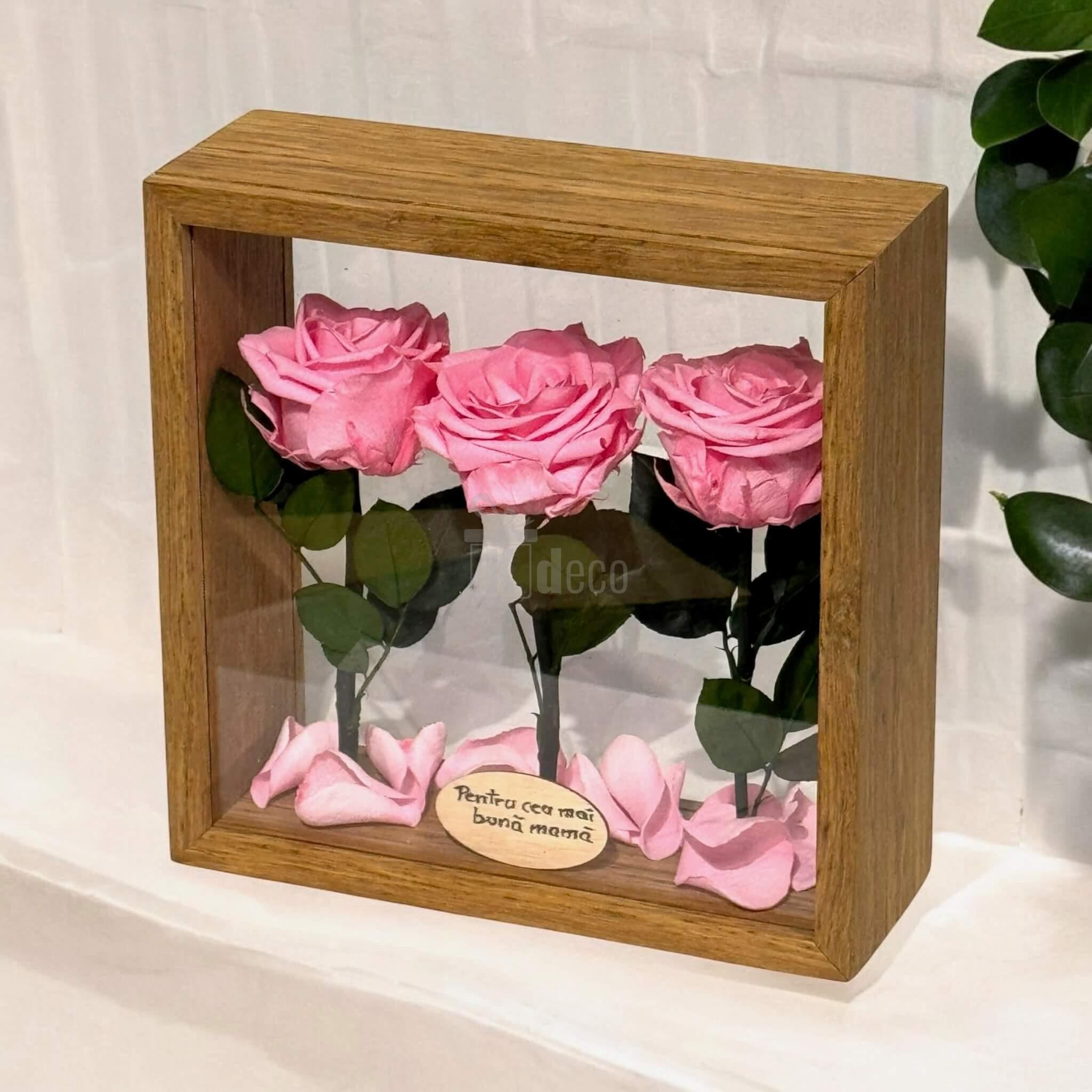 Decor floral cu trandafiri criogenați roz în suport plexiglas, ideal pentru cadouri speciale și decor interior Home & Garden.