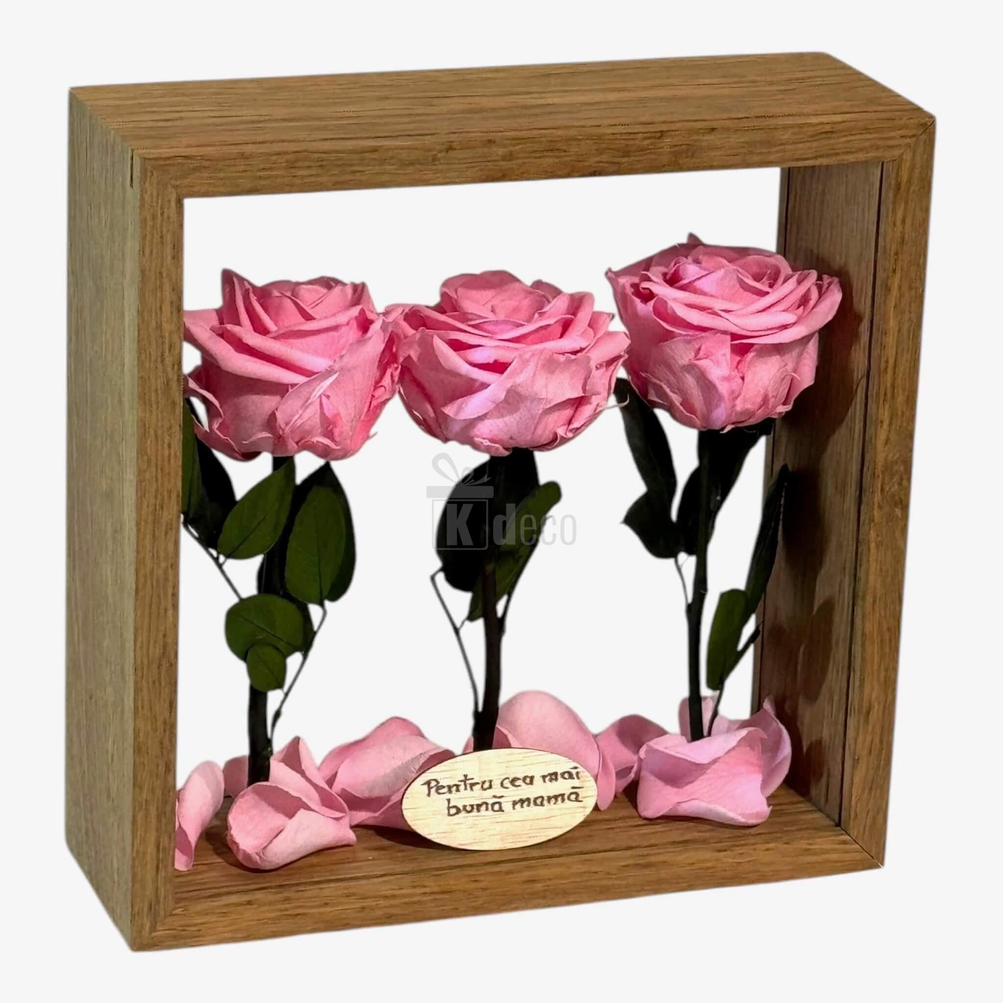 Trandafiri criogenați roz în aranjament de masă cu ramă din lemn, mesaj personalizat pentru mamă, decor rafinat pentru casă.