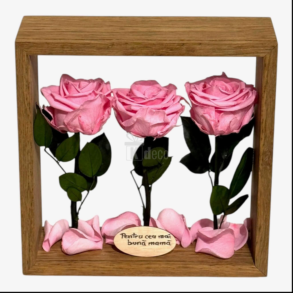 Aranjament floral cu trandafiri roz criogenați în cutie de plexiglas 27x27cm, cadou decorativ cu mesaj pentru mamă.