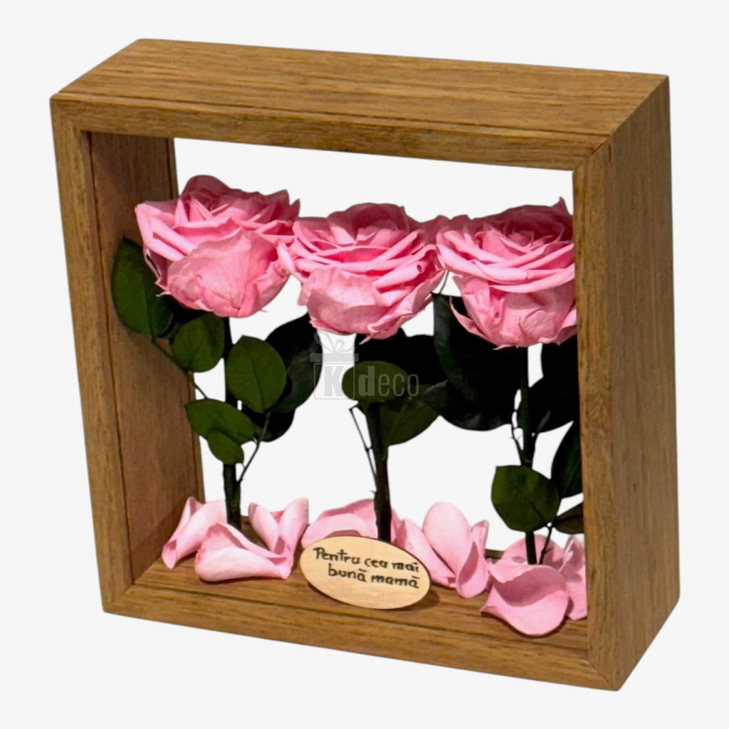 Aranjament de trandafiri criogenați roz în ramă din lemn, decor elegant cu petale și mesaj personalizat pentru mamă.
