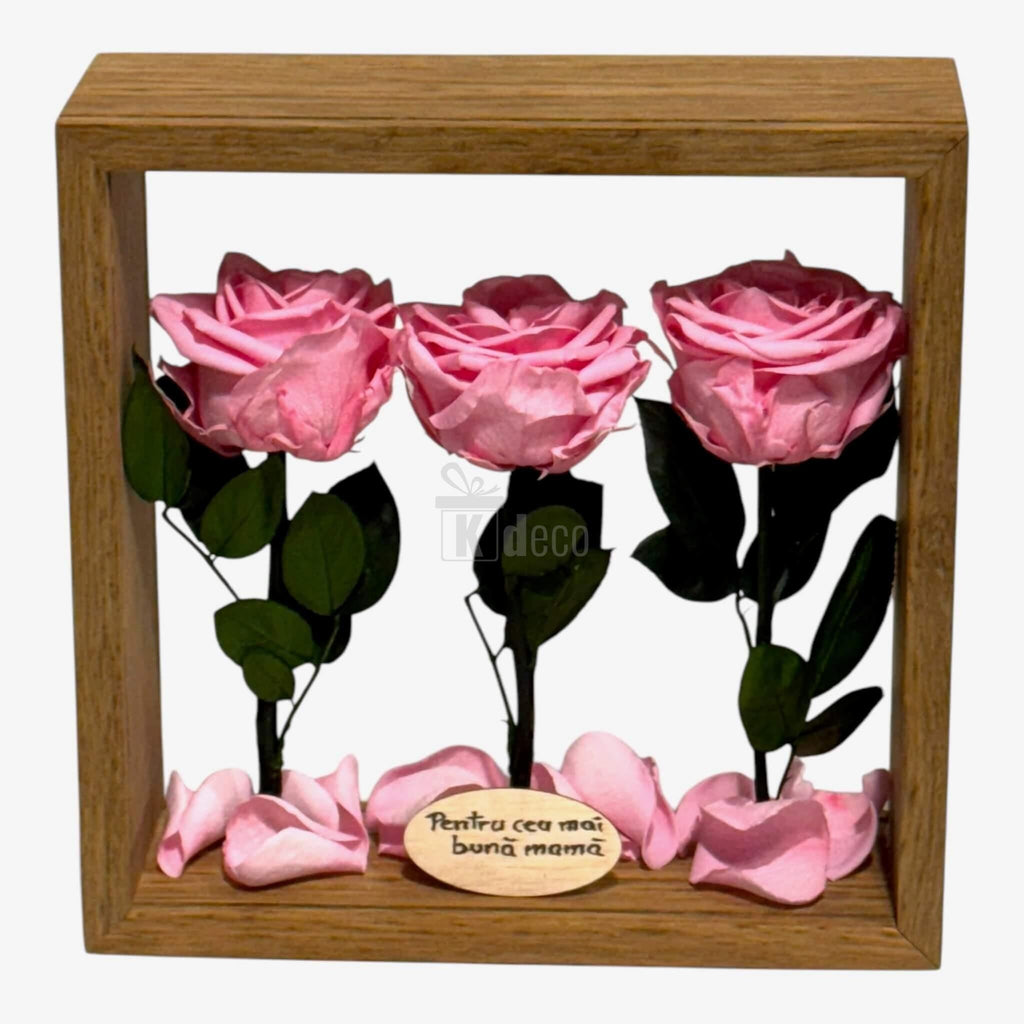 Trandafiri criogenați roz în aranjament de masă cu ramă din lemn, mesaj gravat pentru mamă, decor Home & Garden premium.