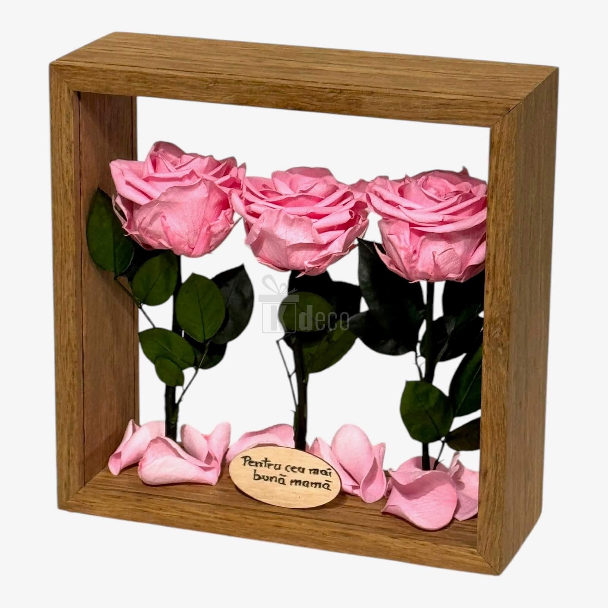 Aranjament floral cu trandafiri roz criogenați și petale decorative, în ramă de lemn cu mesaj personalizat pentru mamă.
