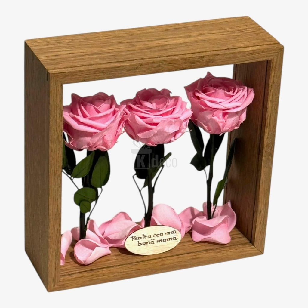 Decor floral cu trandafiri roz criogenați în ramă de lemn, mesaj personalizat pentru mamă, ideal pentru cadouri elegante.