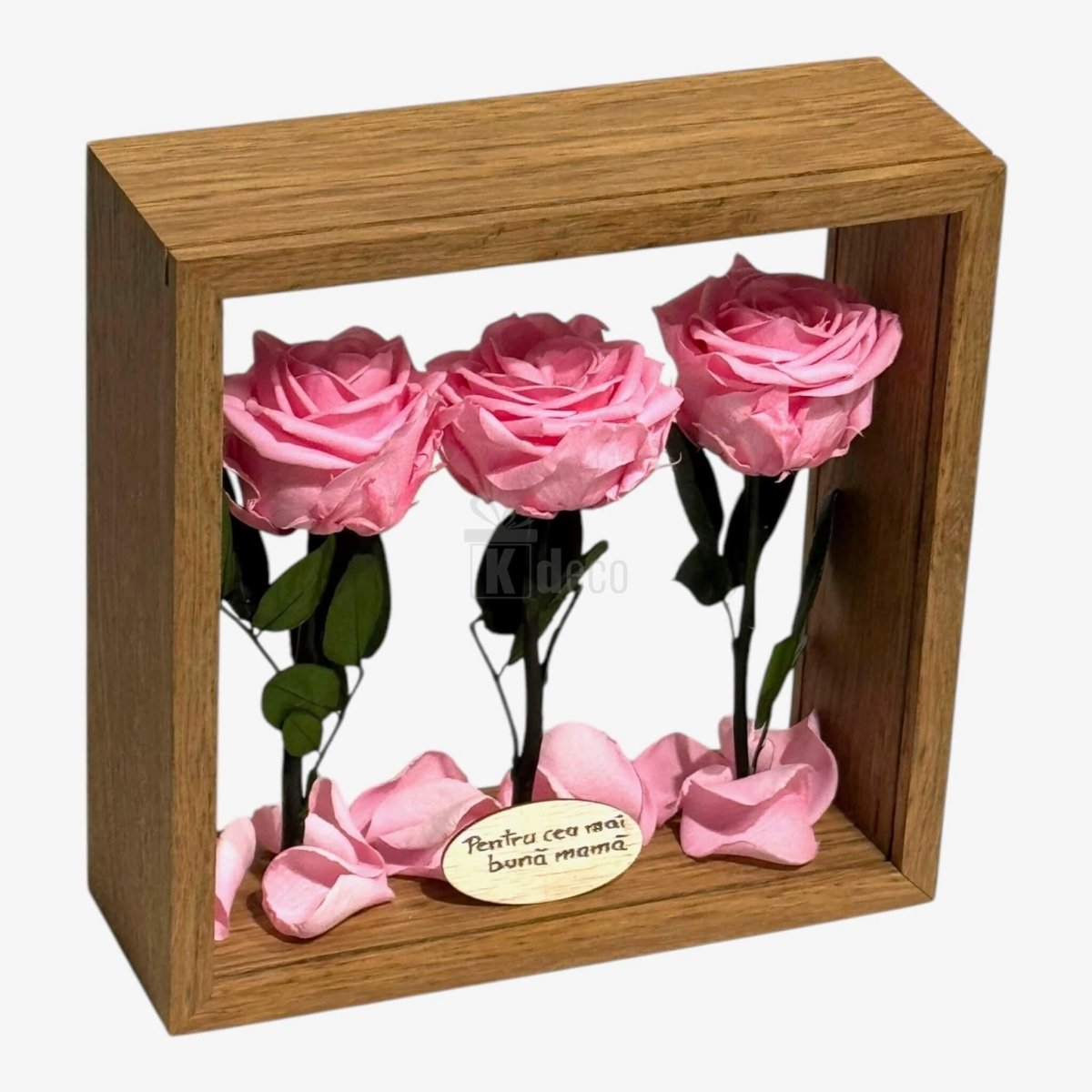 Decor floral cu trandafiri roz criogenați în ramă de lemn, mesaj personalizat pentru mamă, ideal pentru cadouri elegante.