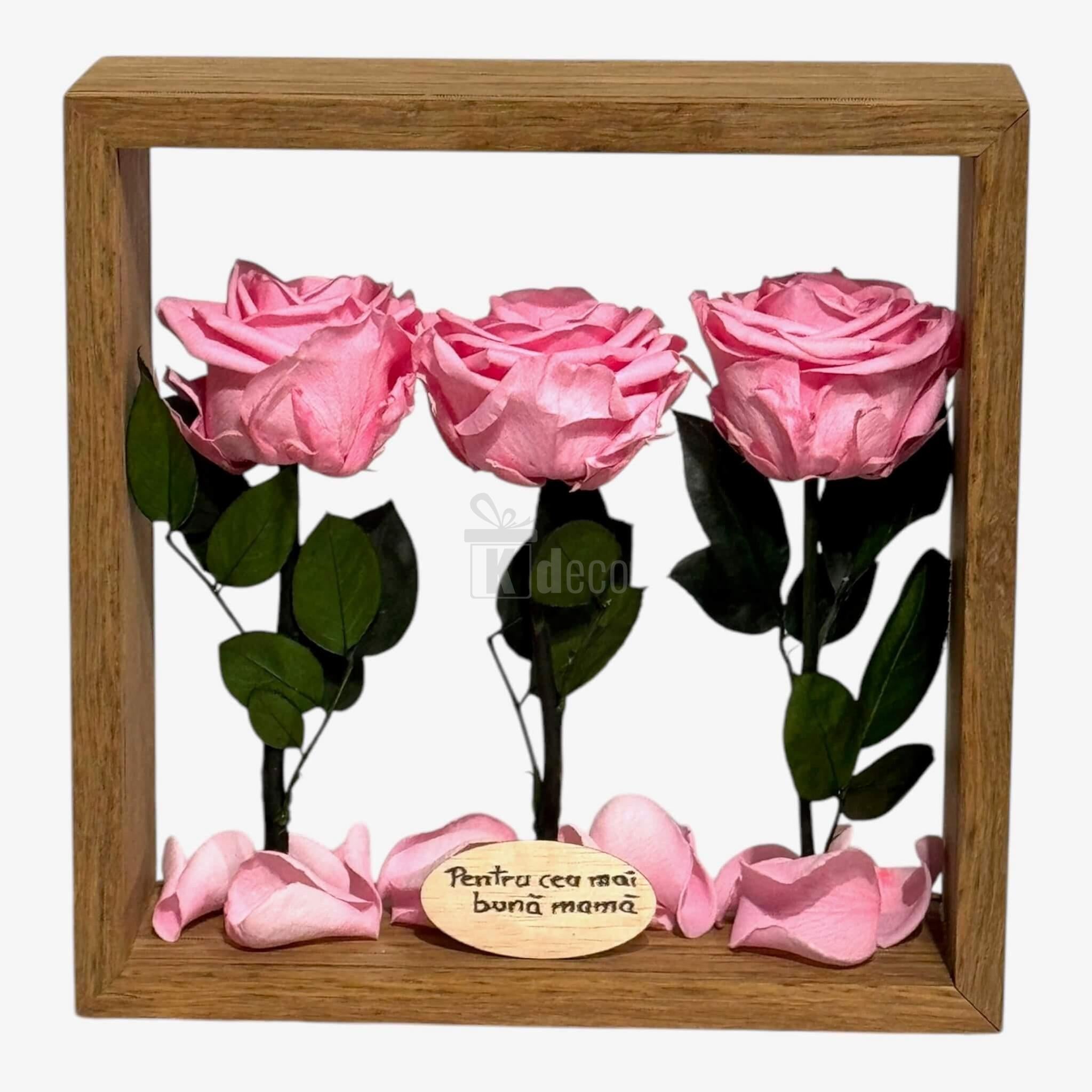 Aranjament de masă cu trandafiri criogenați roz în ramă de lemn 27x27cm, decor elegant cu mesaj personalizat pentru cea mai bună mamă.