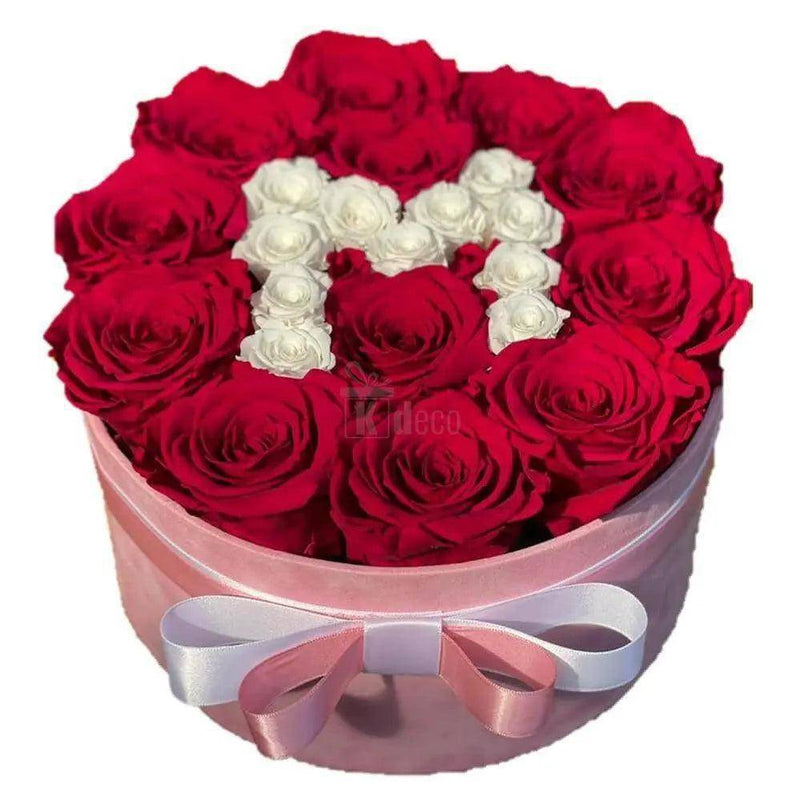 Cutie rotundă din catifea roz cu 11-13 trandafiri criogenați XL roșii și albi, aranjament floral elegant în formă de literă M, cadou pentru femei.