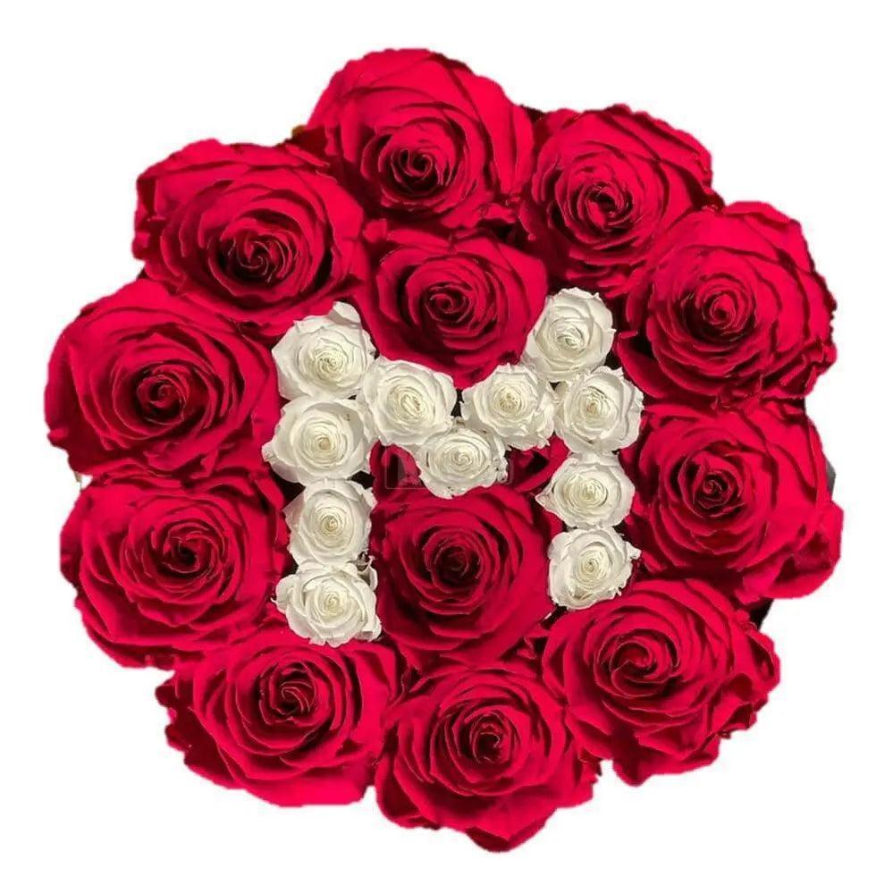 Aranjament floral cu trandafiri criogenați XL roșii și albi în formă de M, în cutie de catifea, ideal pentru cadouri elegante pentru femei.