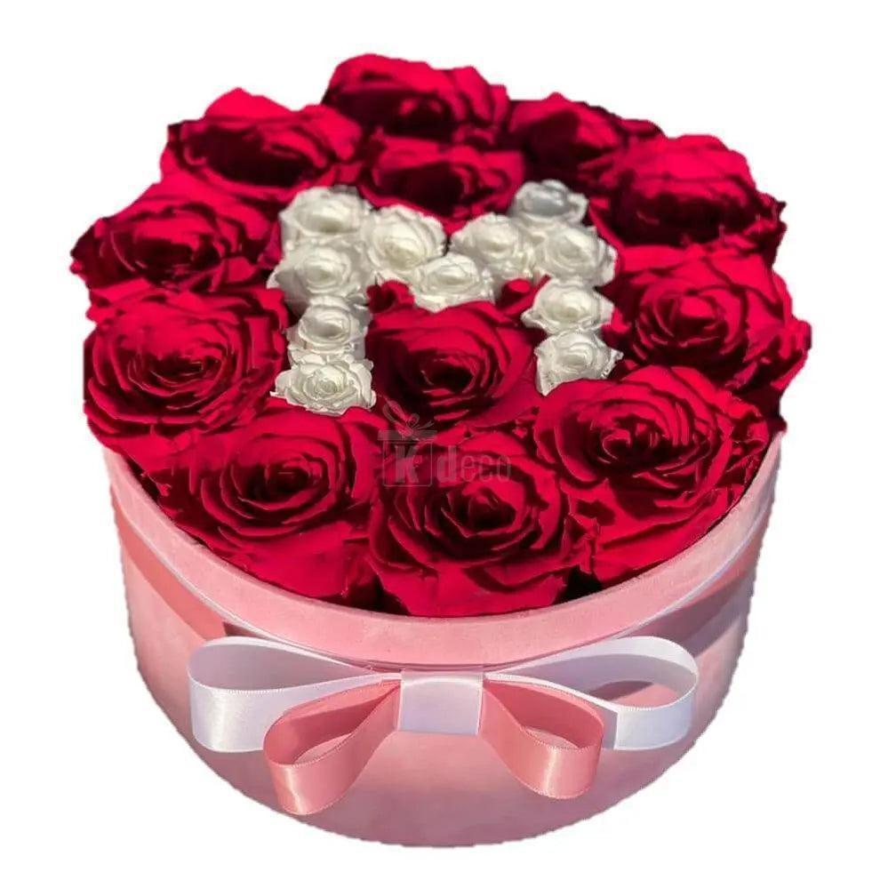 Cutie de lux cu trandafiri criogenați XL în nuanțe de roșu și alb, decorată cu fundă roz, perfectă ca dar elegant pentru o femeie specială.