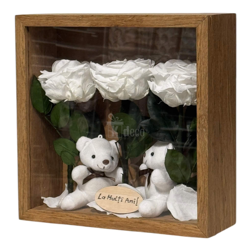 Decor romantic cu flori criogenate și ursuleți de pluș, în ramă de lemn, mesaj 'La Mulți Ani', simbol al afecțiunii sincere.
