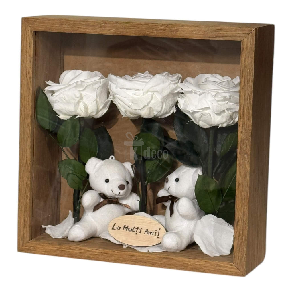 Tablou decorativ cu trandafiri criogenați albi și ursuleți de plus, ideal pentru cadouri de suflet și decor elegant.
