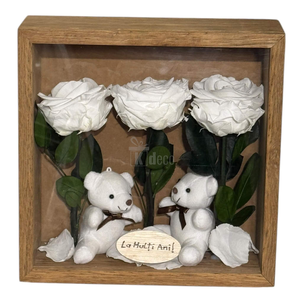 Decor floral cu 3 trandafiri criogenați albi și ursuleți de plus, în ramă de lemn, simbol al purității și afecțiunii.
