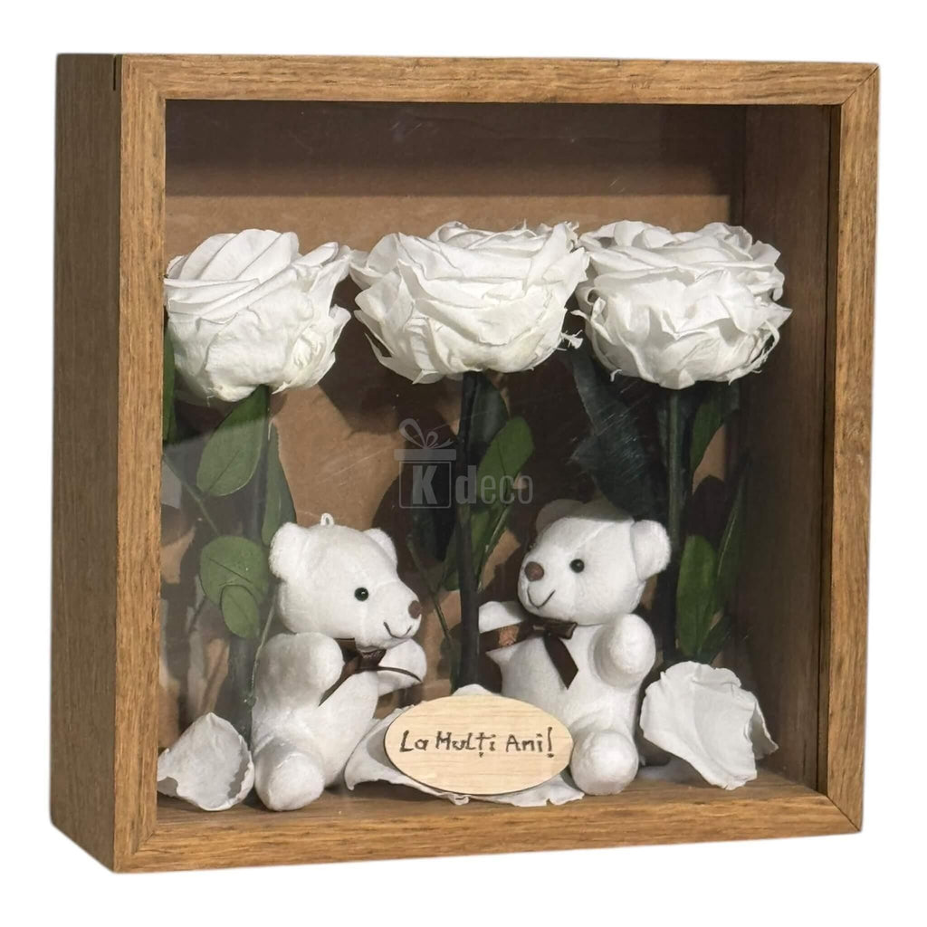 Tablou cadou cu trandafiri criogenați albi și ursuleți de plus, perfect pentru decor interior sau dar simbolic de suflet.
