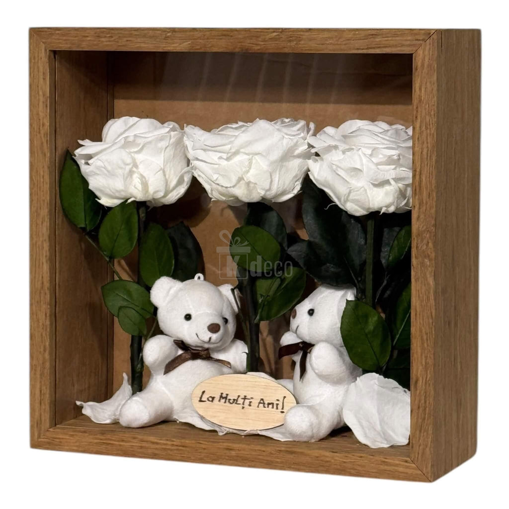 Decor romantic cu trandafiri criogenați albi și ursuleți de plus în ramă din lemn, ideal pentru cadouri aniversare sau de suflet.