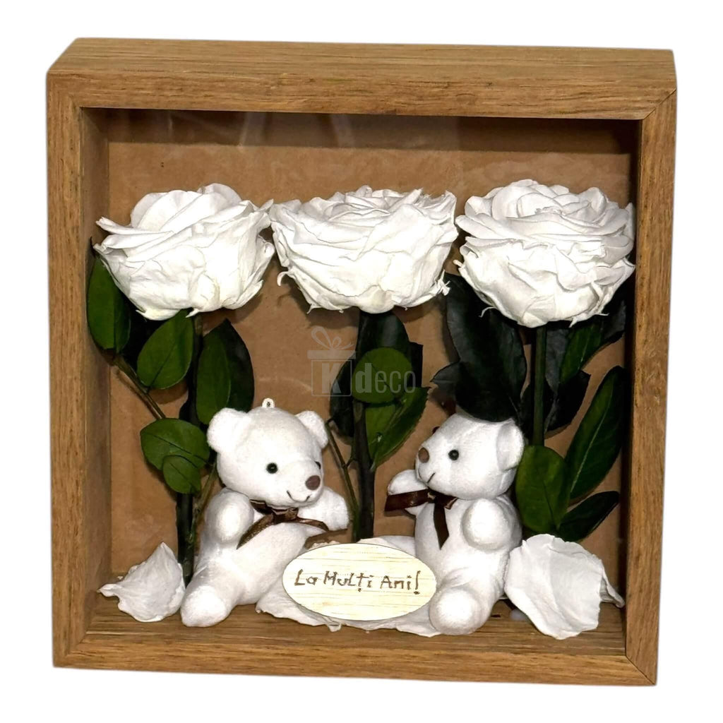 Tablou decorativ cu flori criogenate albe și ursuleți de pluș, perfect pentru exprimarea afecțiunii și eleganței în decorul casei.