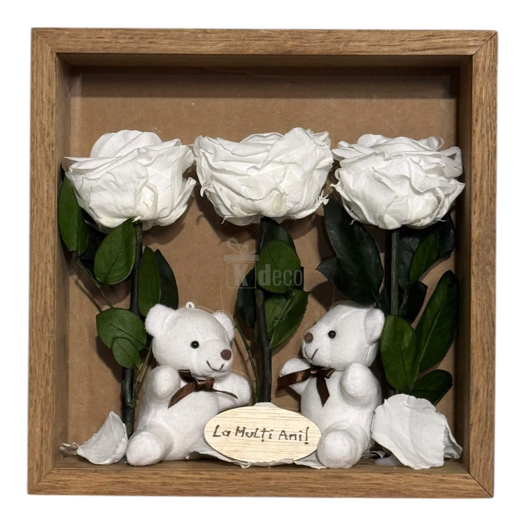 Decor floral cu trandafiri criogenați albi și ursuleți de pluș în ramă de lemn, simbol al purității și iubirii durabile.