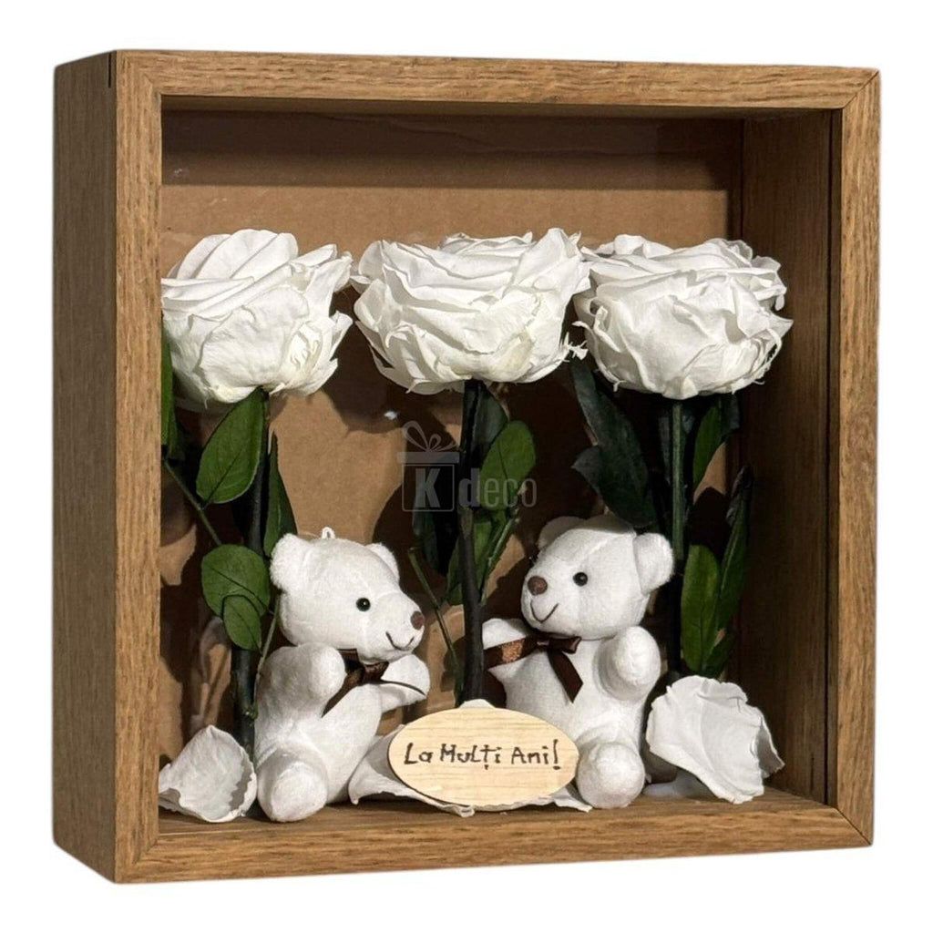Cadou decorativ cu trandafiri criogenați albi și ursuleți de plus, ideal pentru exprimarea iubirii și purității în decorul casei.