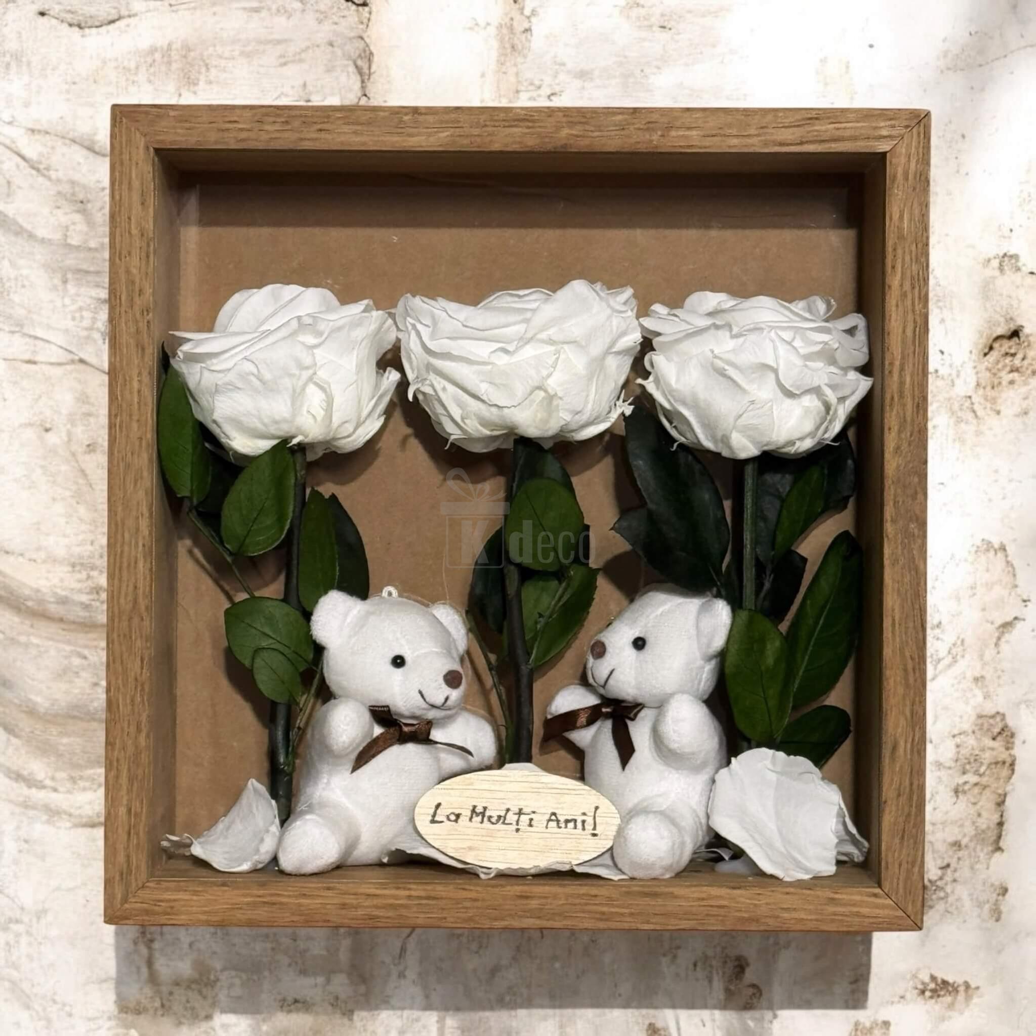 Tablou decorativ cu flori criogenate și ursuleți de plus, în ramă de lemn, mesaj 'La Mulți Ani', ideal pentru ocazii speciale.