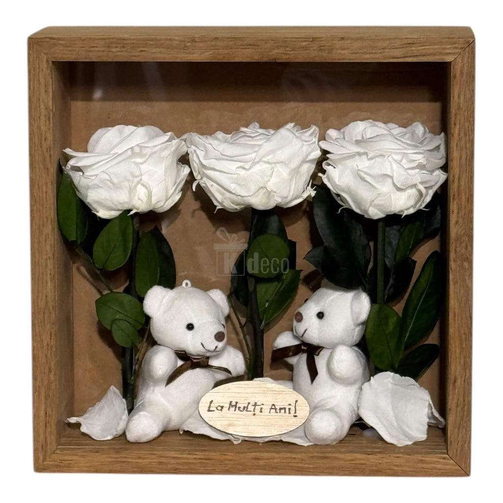 Tablou cadou 27x27cm cu 3 trandafiri criogenați albi, ursuleți de plus și mesaj personalizat 'La Mulți Ani', simbol al purității și afecțiunii.