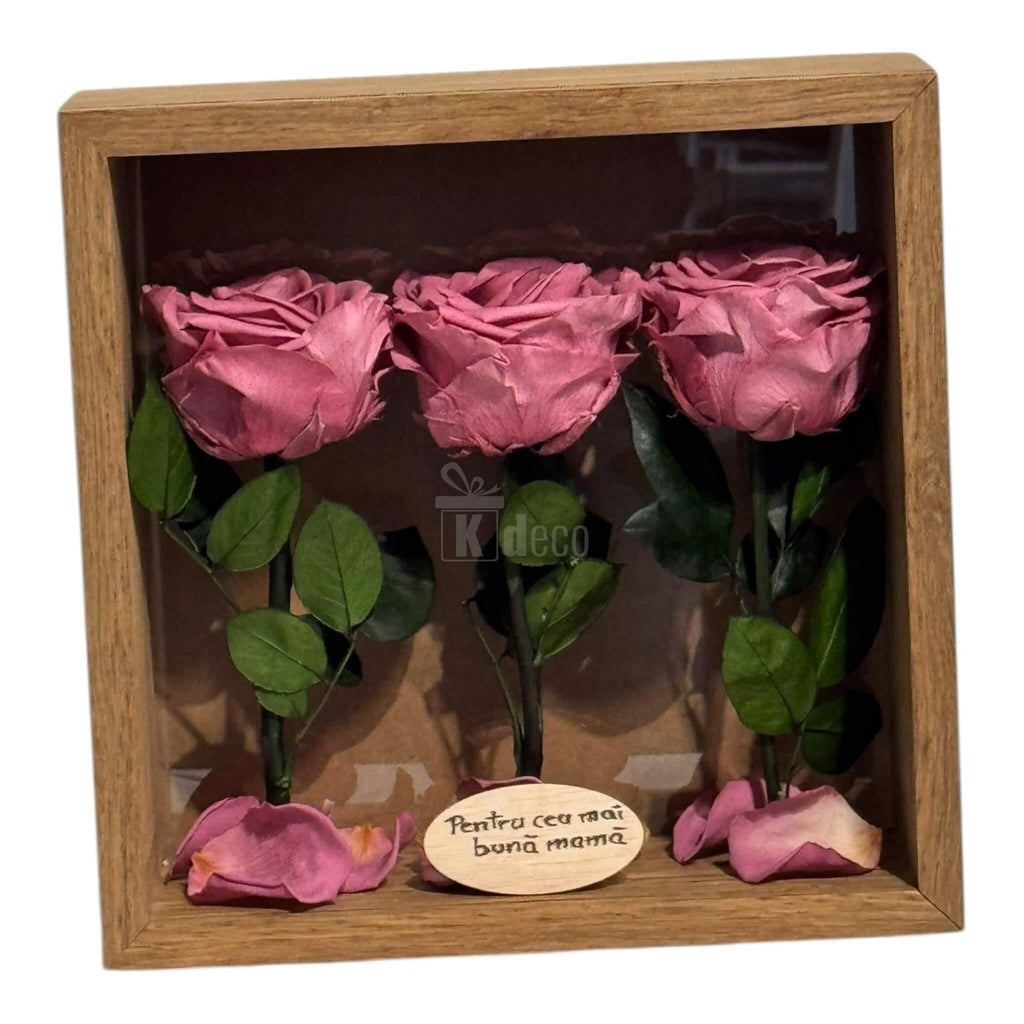 Trandafiri criogenați mov pudrat în tablou de lemn, mesaj 'Pentru cea mai bună mamă', decor emoționant și elegant