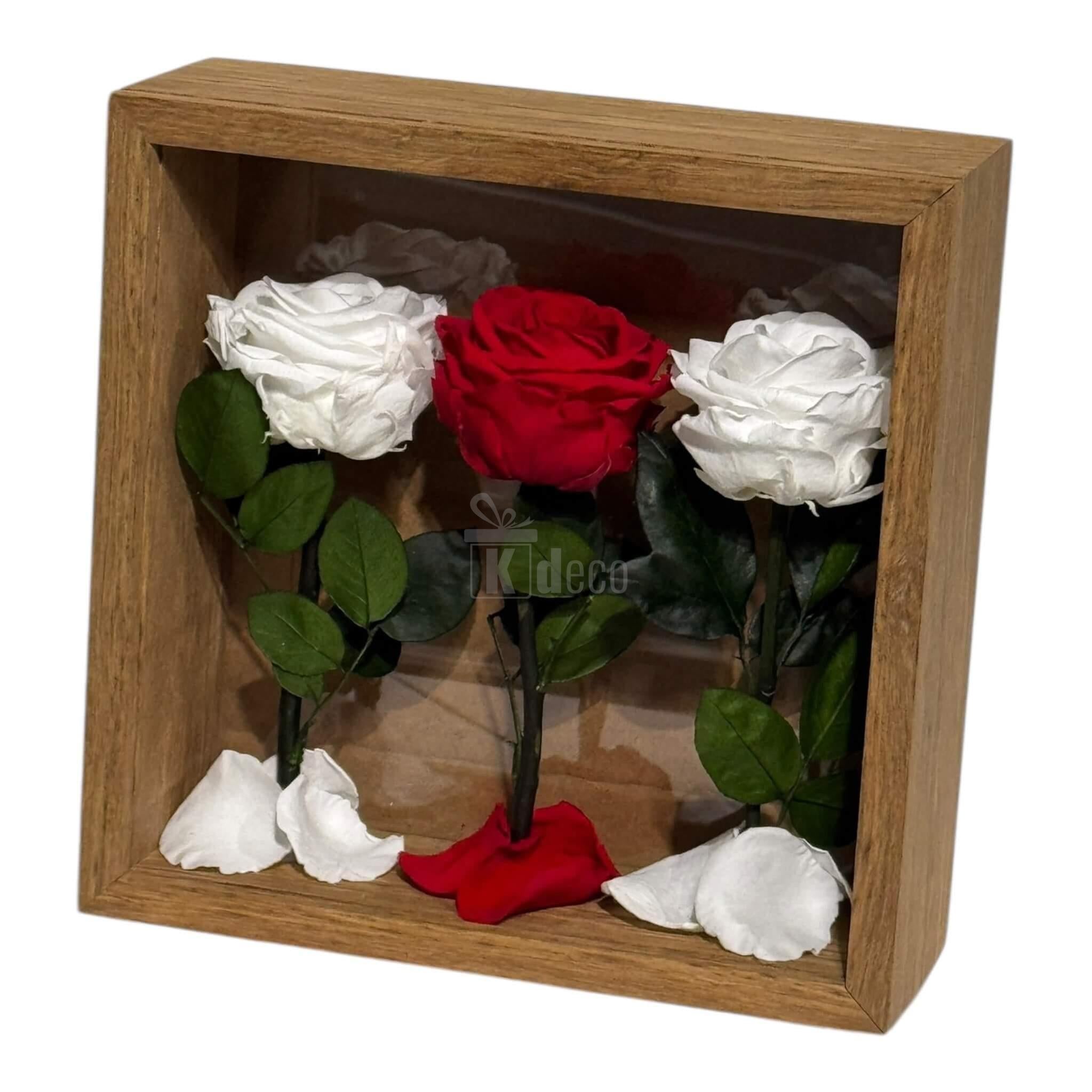 Tablou cu 3 Trandafiri Criogenați pe Pat de Petale – Eleganță și Rafinament, 27x27cm - Kdeco.ro