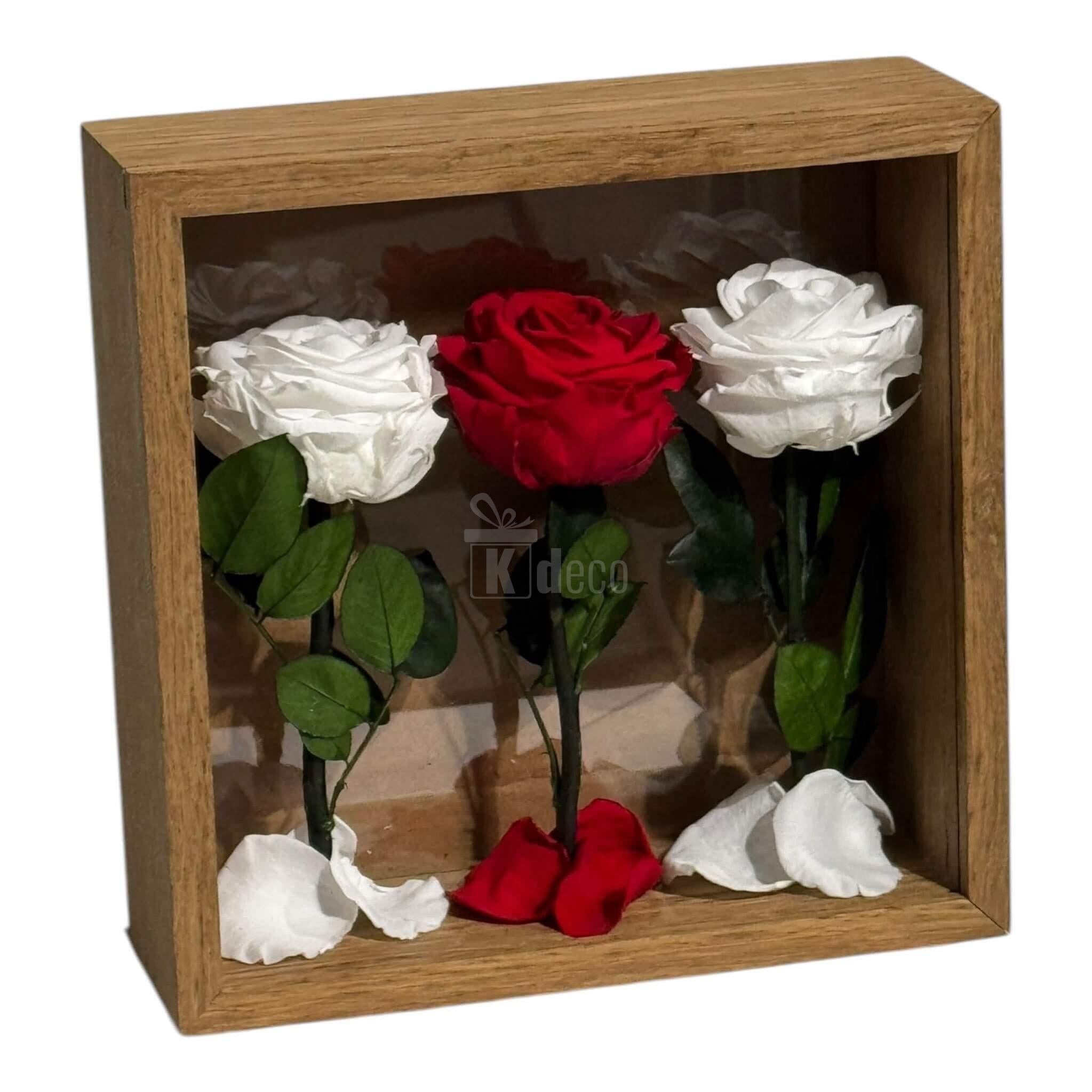 Tablou cu 3 Trandafiri Criogenați pe Pat de Petale – Eleganță și Rafinament, 27x27cm - Kdeco.ro