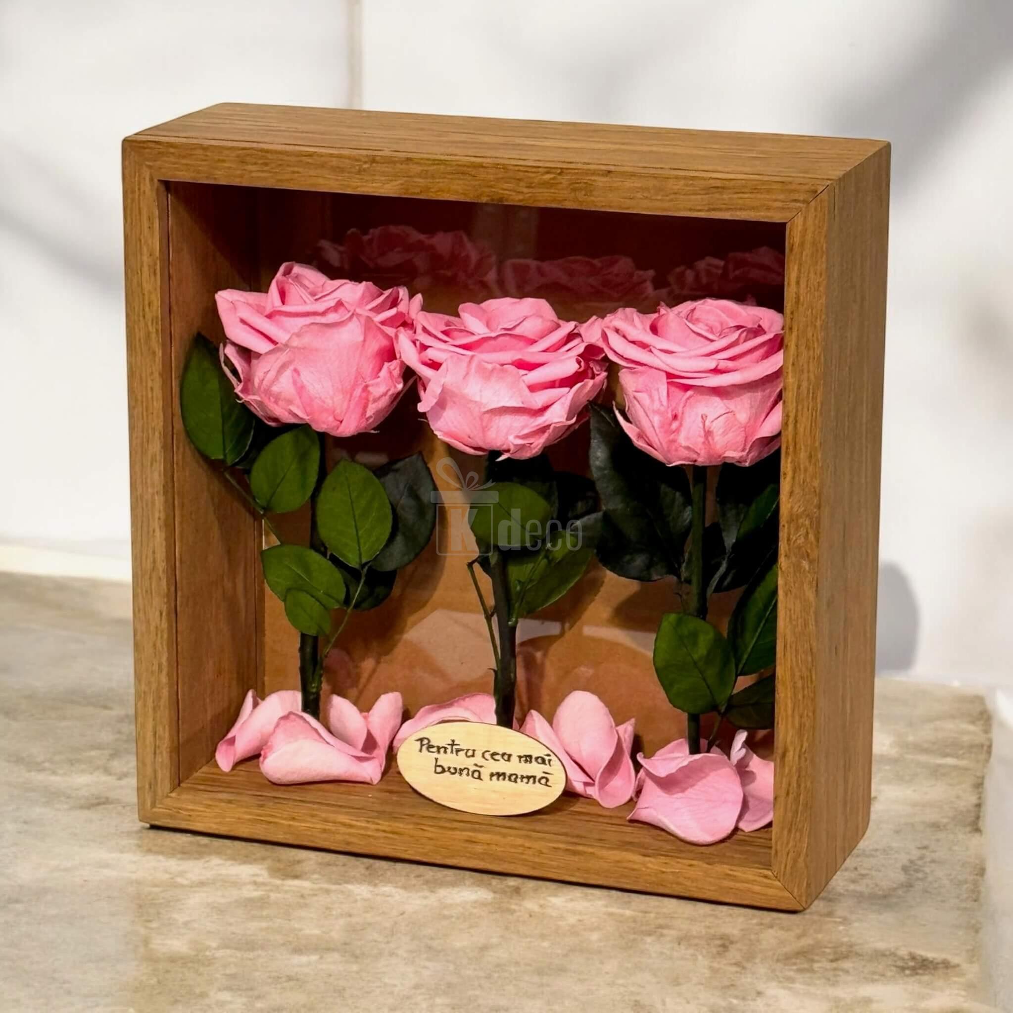 Decor romantic cu trandafiri criogenați roz în ramă pătrată, mesaj emoționant 'Pentru cea mai bună mamă', perfect pentru decor interior