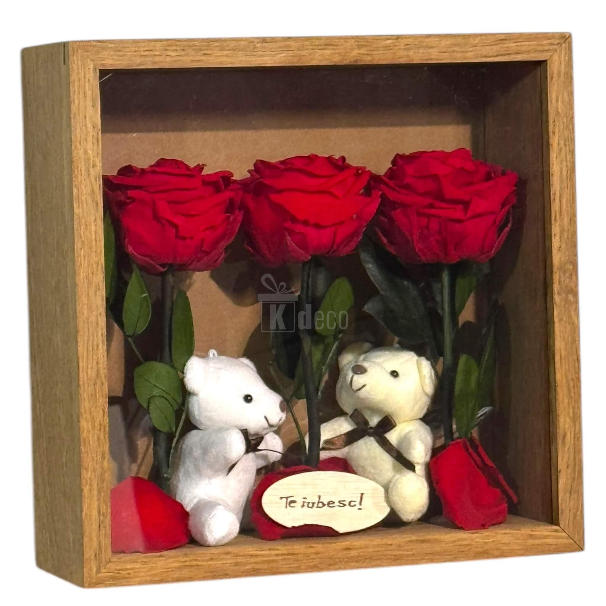Tablou Elegant cu Trandafiri Criogenați Roșii și Ursuleți de Plus, în ramă de lemn 27x27cm, ideal pentru exprimarea iubirii prin decor