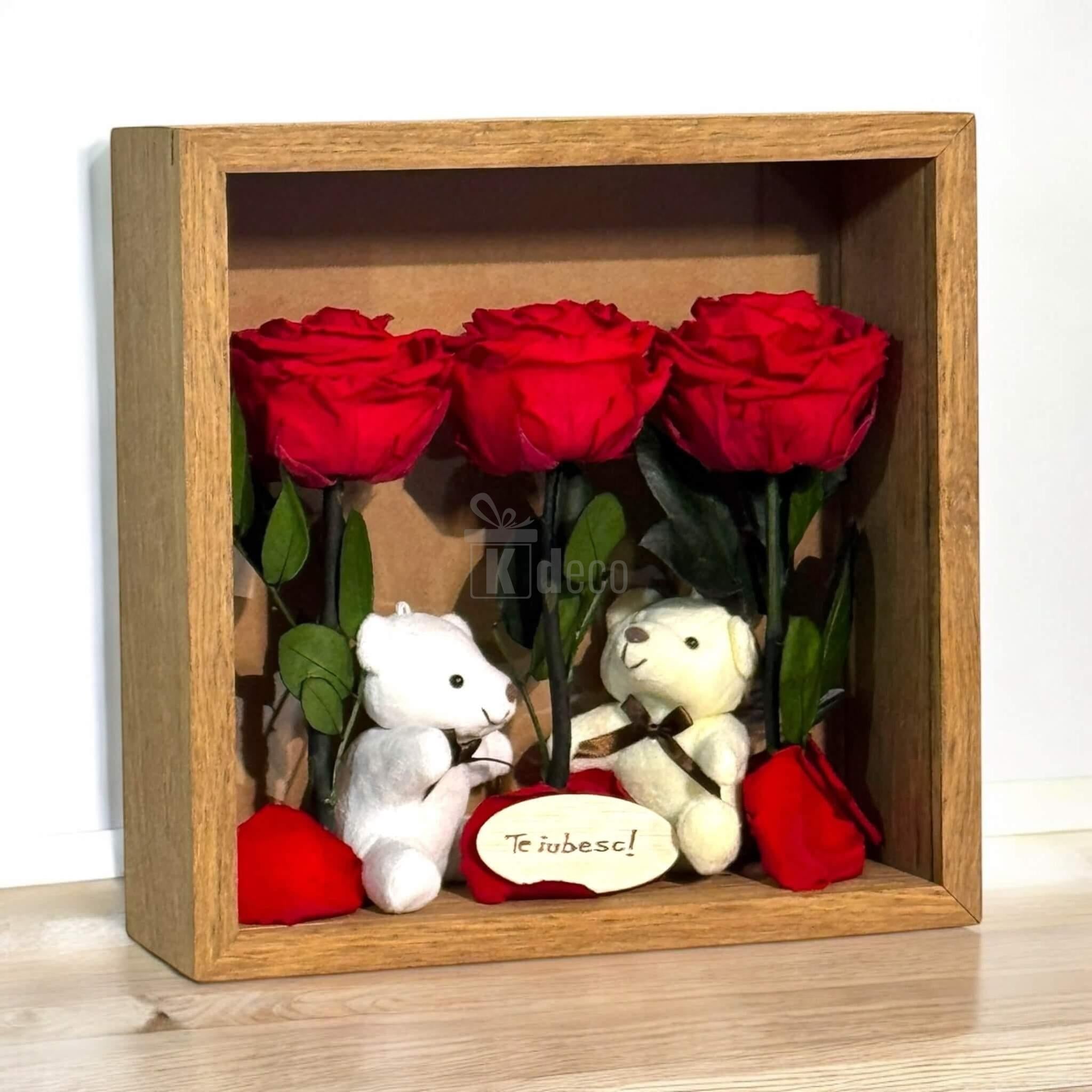 Decor romantic cu trandafiri criogenați roșii și ursuleți de plus în tablou plexiglas 27x27cm, ideal pentru cadouri emoționante de cuplu