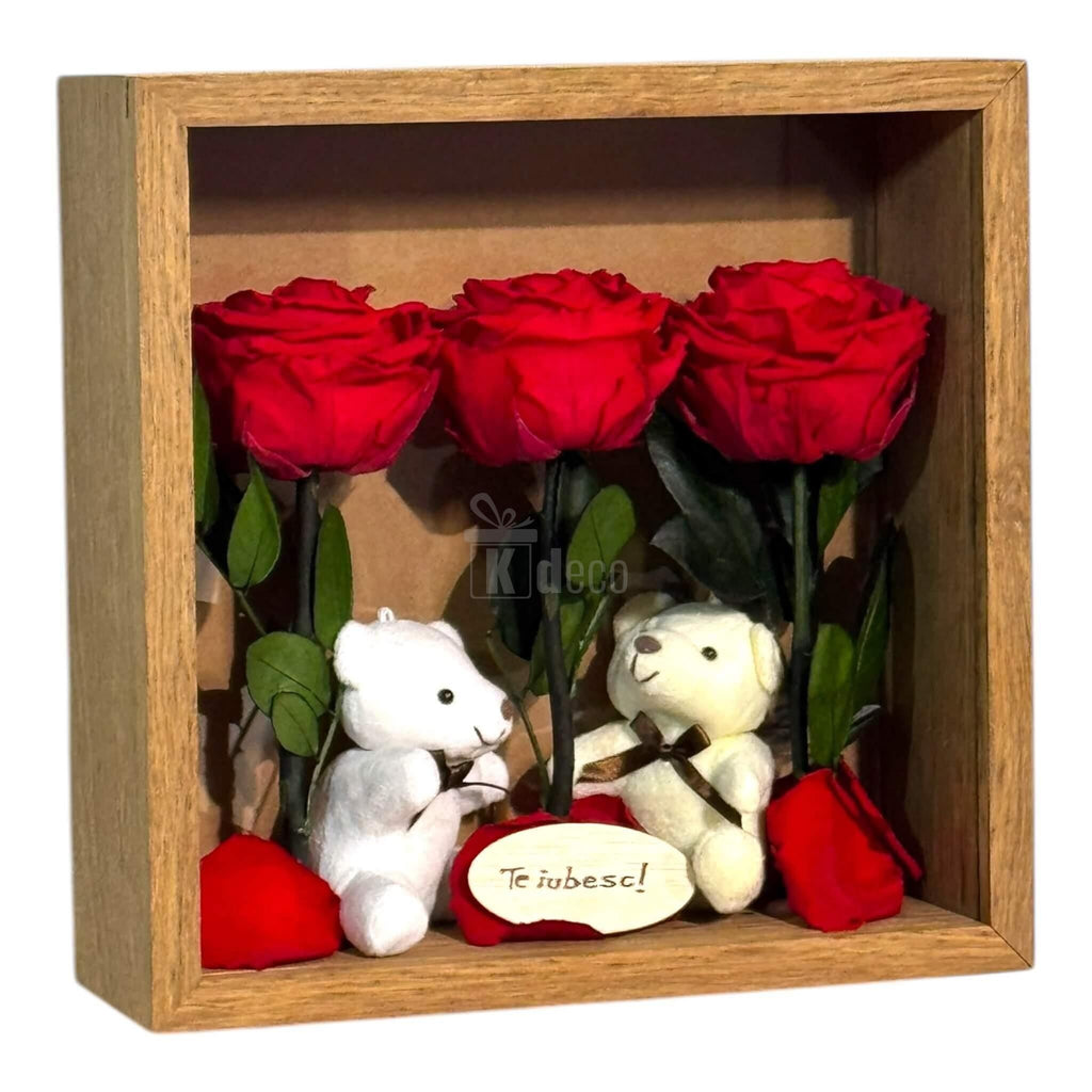 Tablou Elegant cu Trandafiri Criogenați Roșii și Ursuleți de Plus în ramă de lemn, decor romantic pentru casă sau cadou de suflet