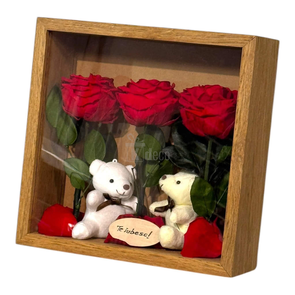 Cadou romantic cu trandafiri criogenați și ursuleți de plus, în tablou decorativ 27x27cm cu mesaj 'Te iubesc', ideal pentru îndrăgostiți