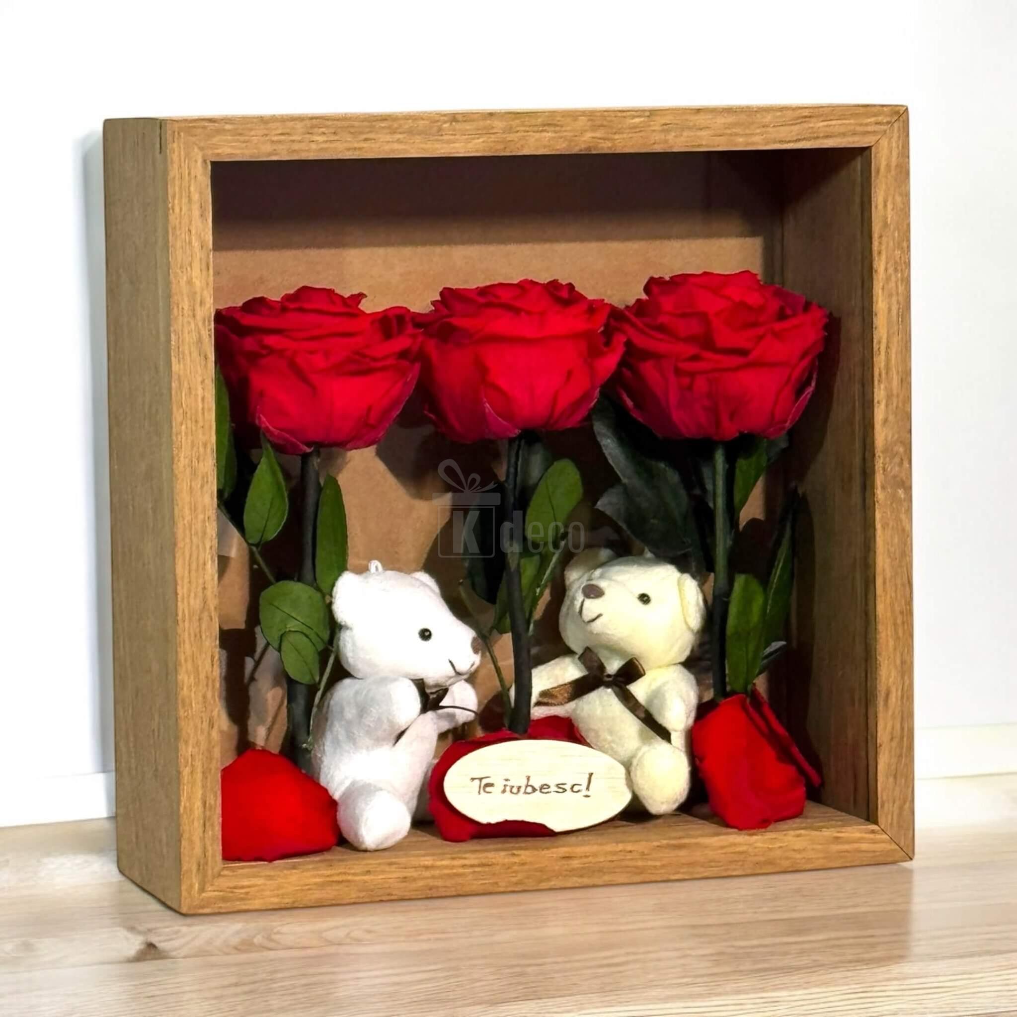 Decor romantic cu trandafiri criogenați roșii și ursuleți de plus în tablou plexiglas 27x27cm, ideal pentru cadouri emoționante de cuplu