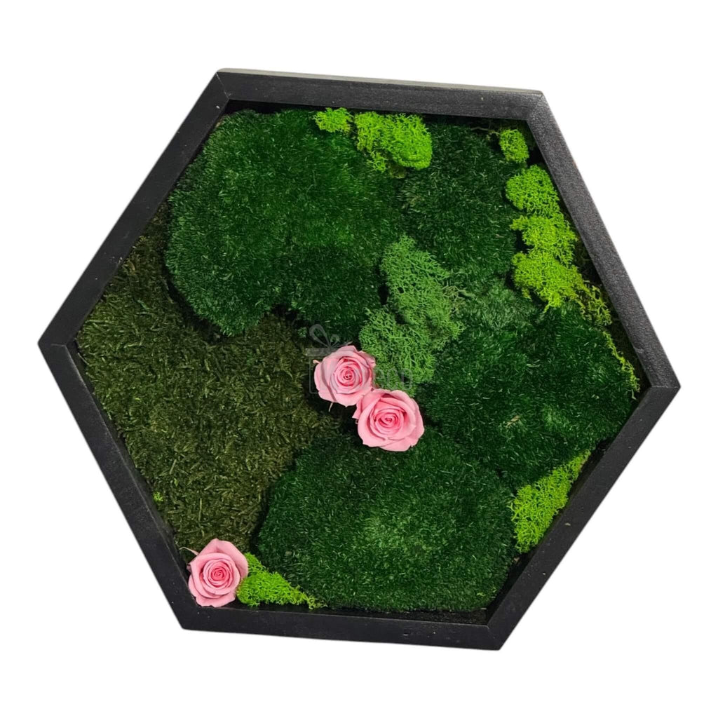 Tablou Hexagonal cu Mușchi, Licheni și Trandafiri Criogenați Roz – Natură și Eleganță, 35cm - Kdeco.ro