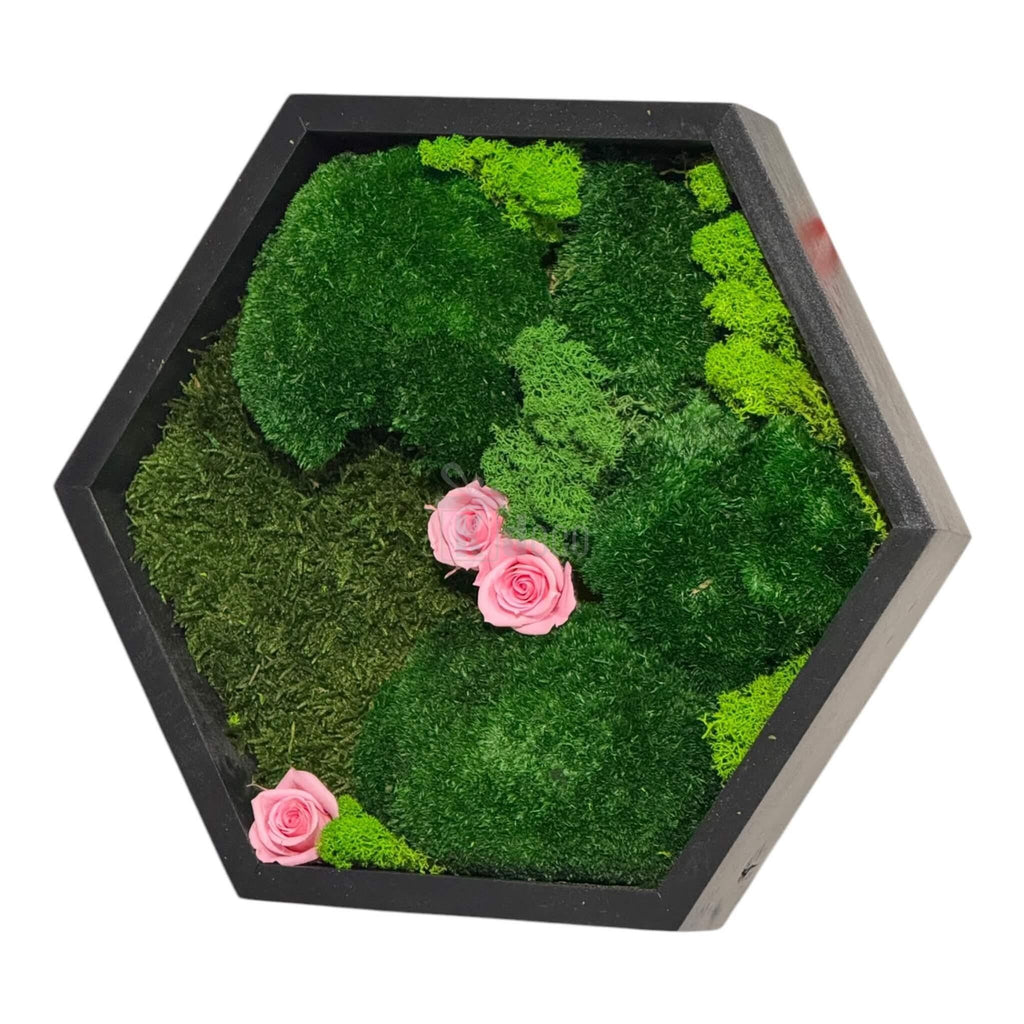 Tablou Hexagonal cu Mușchi, Licheni și Trandafiri Criogenați Roz – Natură și Eleganță, 35cm - Kdeco.ro