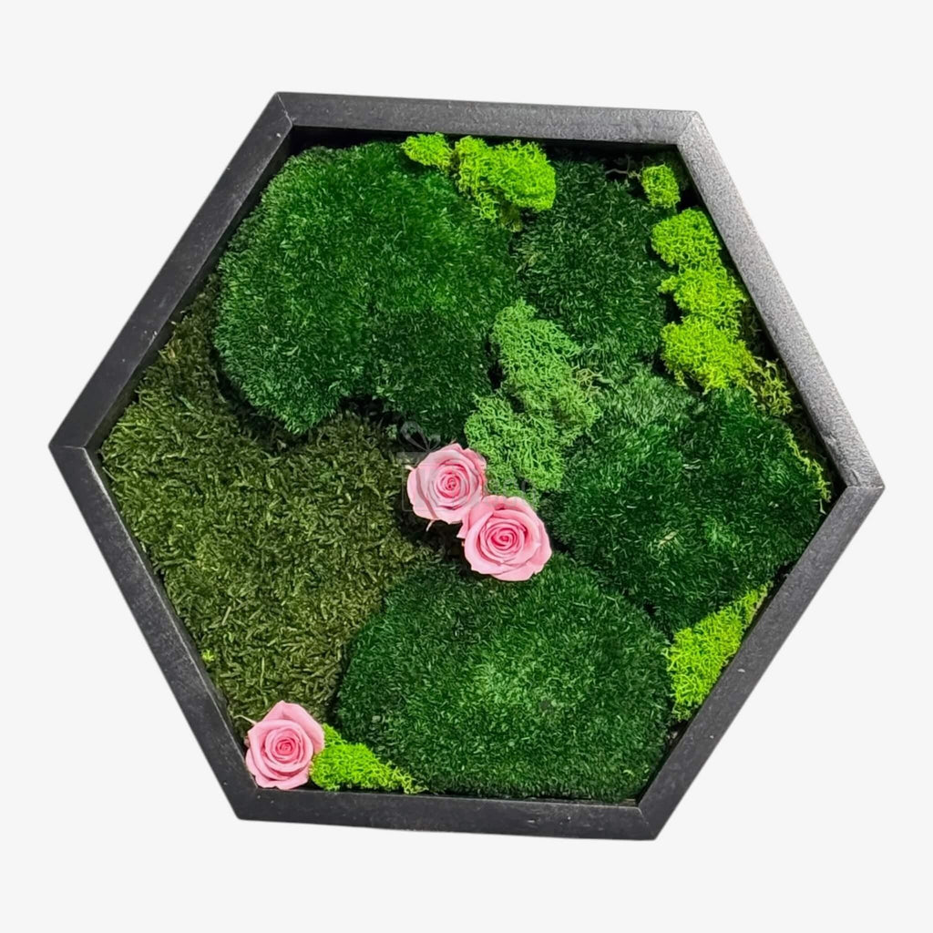 Tablou Hexagonal cu Mușchi, Licheni și Trandafiri Criogenați Roz – Natură și Eleganță, 35cm - Kdeco.ro