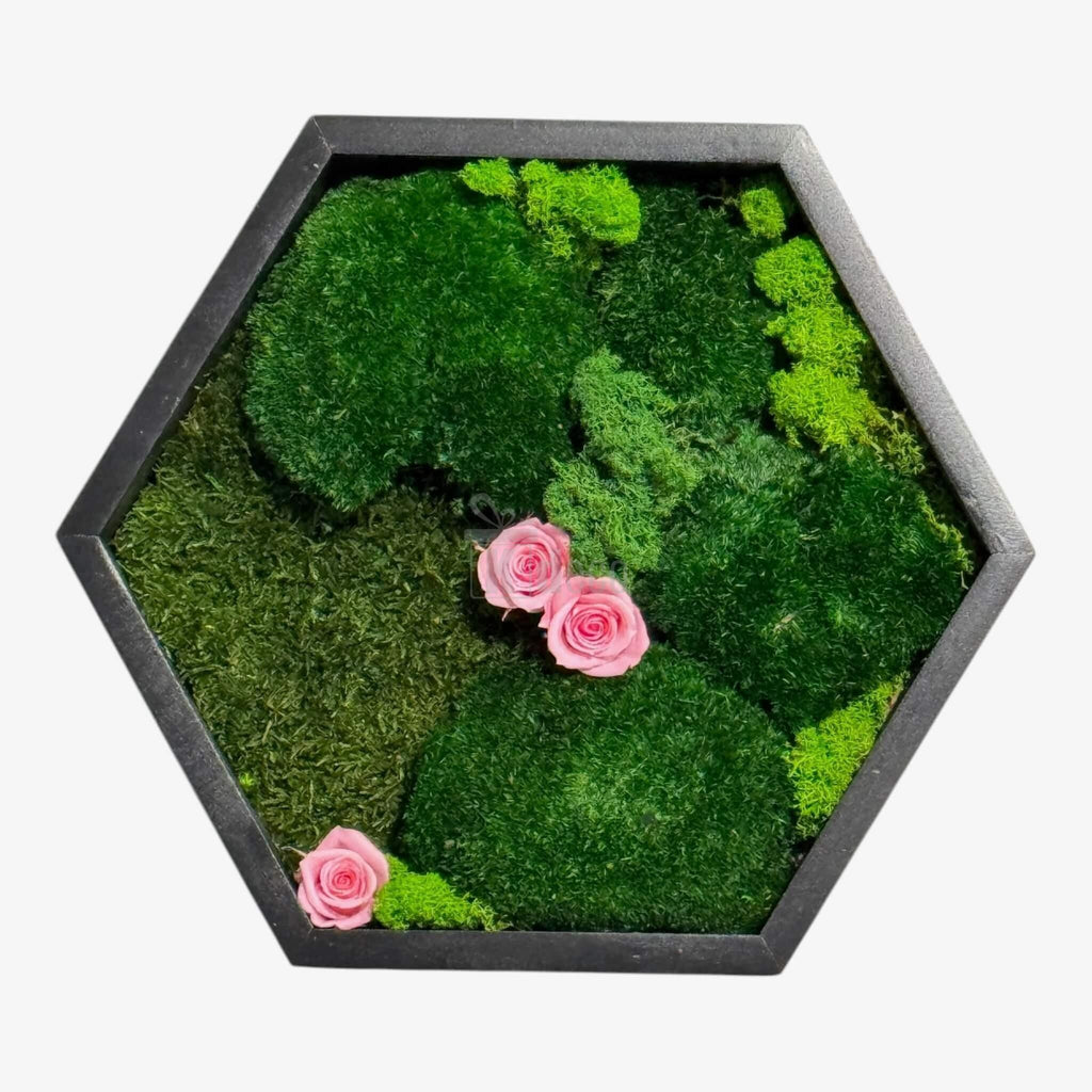 Tablou Hexagonal cu Mușchi, Licheni și Trandafiri Criogenați Roz – Natură și Eleganță, 35cm - Kdeco.ro