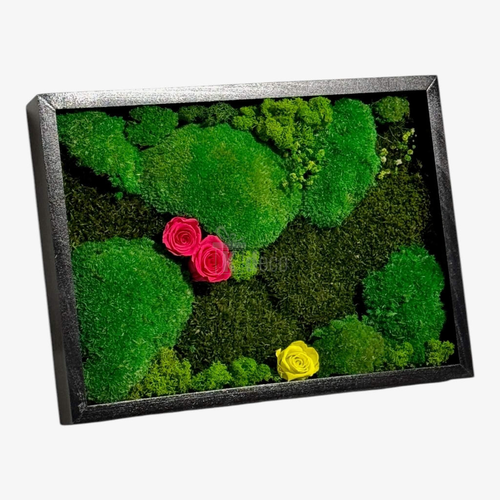 Tablou vegetal 30x40 cm cu mușchi, licheni și trandafiri criogenați, aduce armonie și natură în orice încăpere modernă sau rustică.
