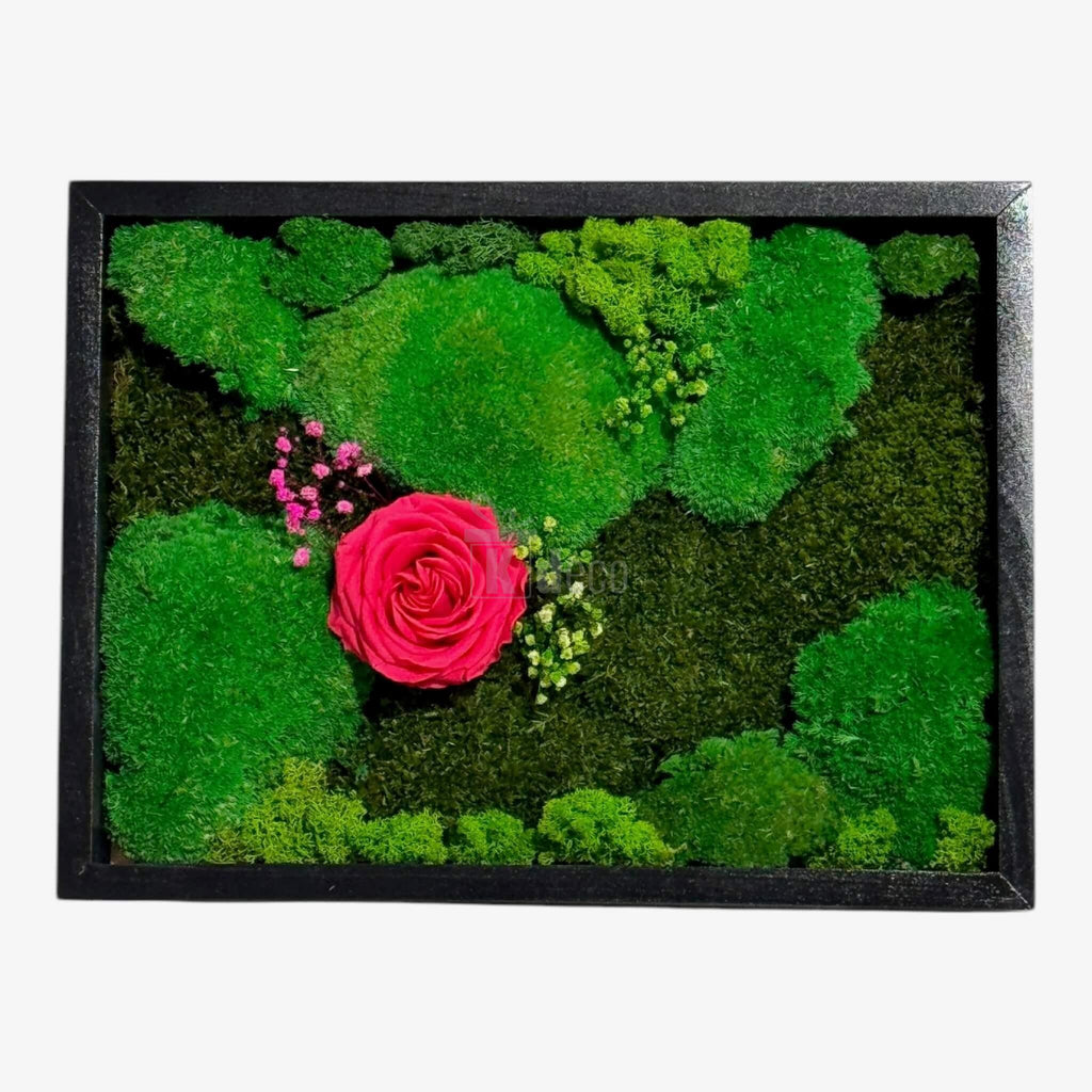 Tablou Natural cu Mușchi, Licheni și Trandafir Criogenat Roz ÎNCHIS – Eleganță și Natură, 30x40 cm - Kdeco.ro