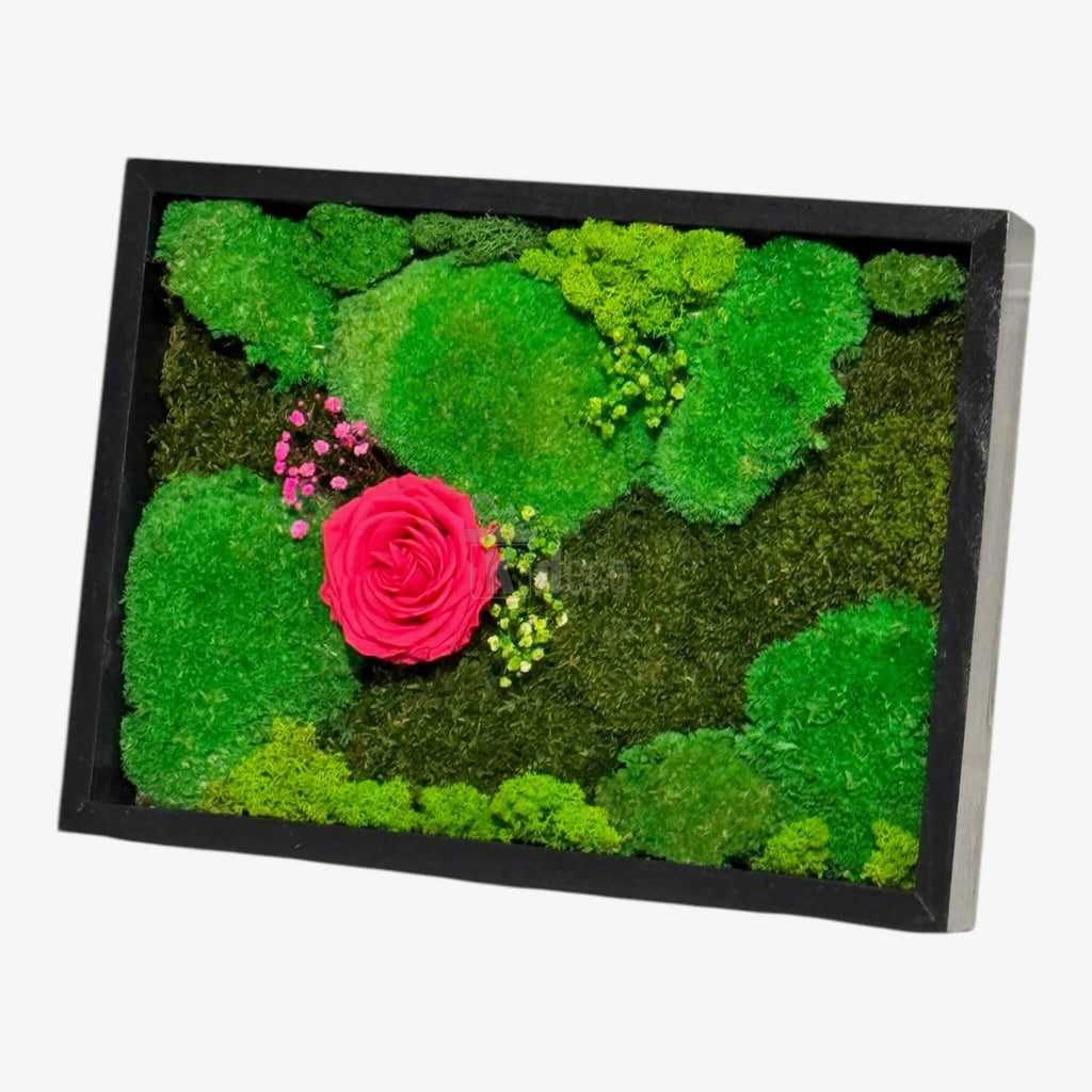 Tablou Natural cu Mușchi, Licheni și Trandafir Criogenat Roz ÎNCHIS – Eleganță și Natură, 30x40 cm - Kdeco.ro