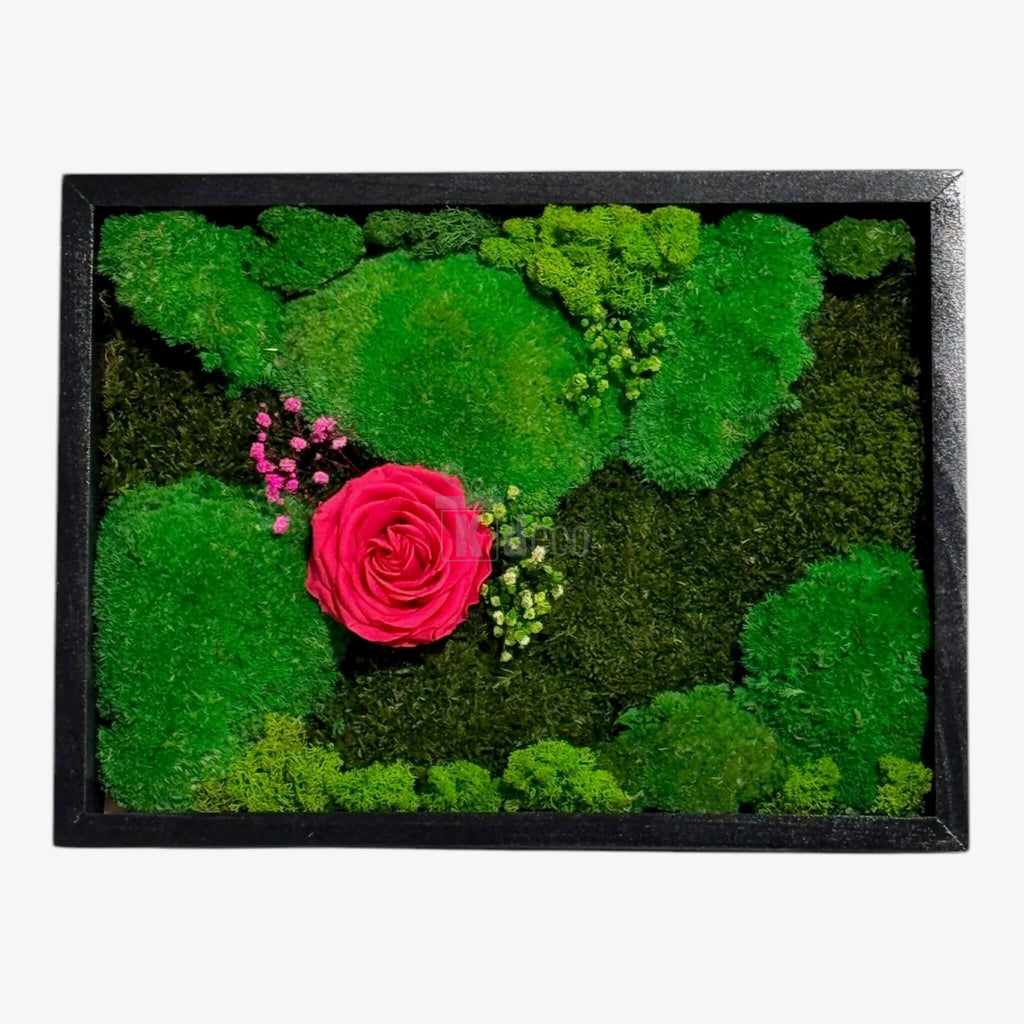 Tablou Natural cu Mușchi, Licheni și Trandafir Criogenat Roz ÎNCHIS – Eleganță și Natură, 30x40 cm - Kdeco.ro