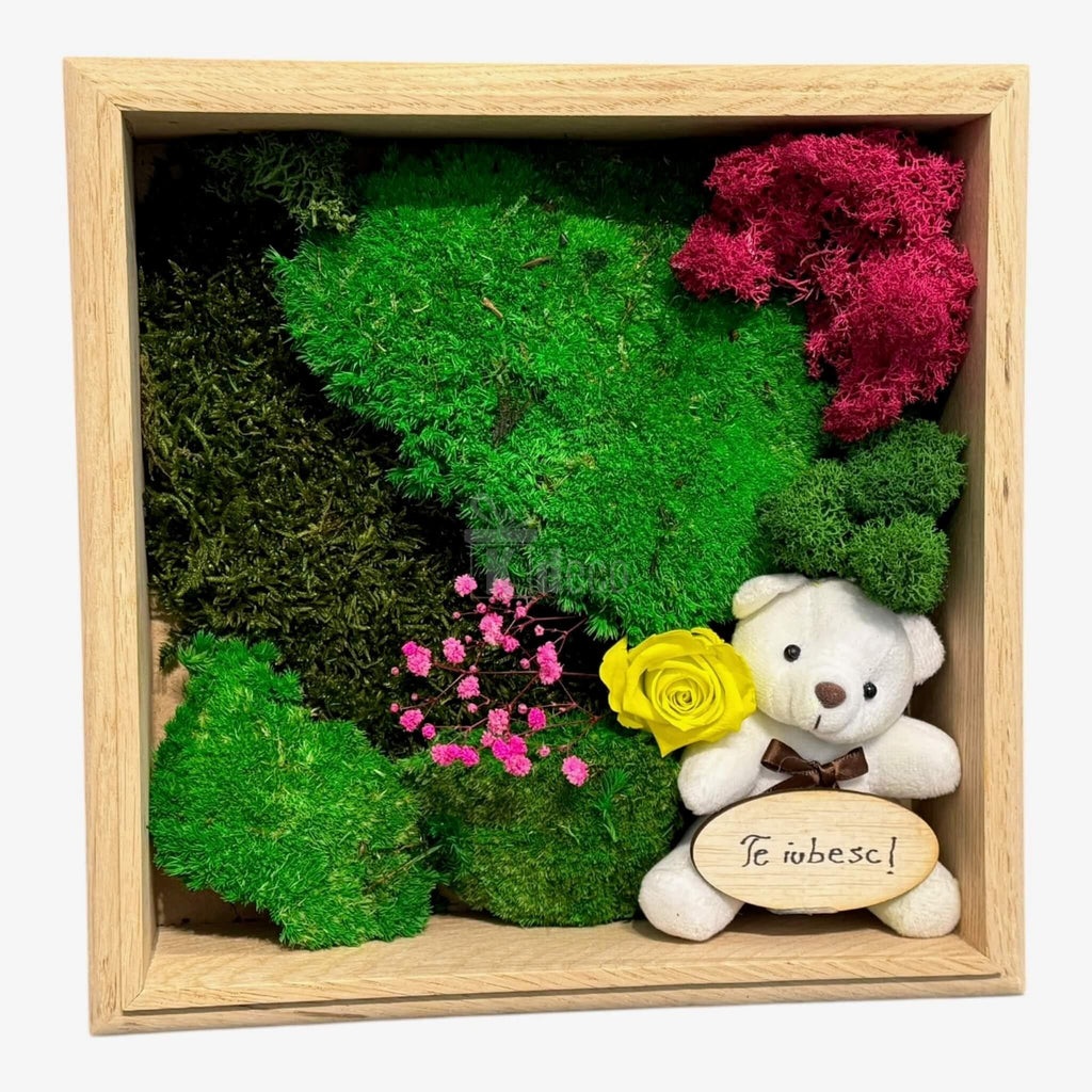 Tablou decorativ cu mușchi, licheni, trandafir criogenat și ursuleț, perfect pentru exprimarea iubirii – 27x27cm 💛