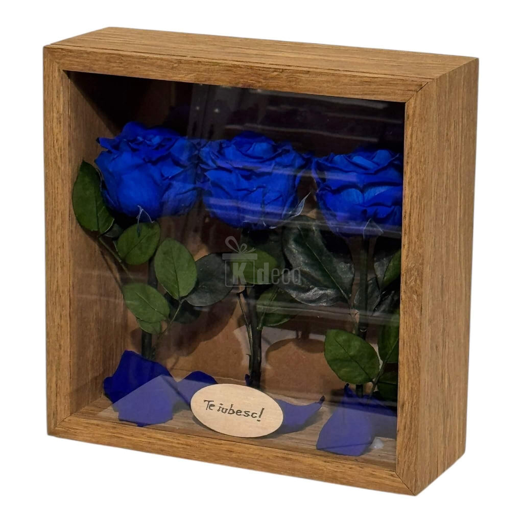 Decor romantic cu trandafiri criogenați albaștri în ramă de lemn, tablou cu mesaj 'Te iubesc' pentru cadouri memorabile.