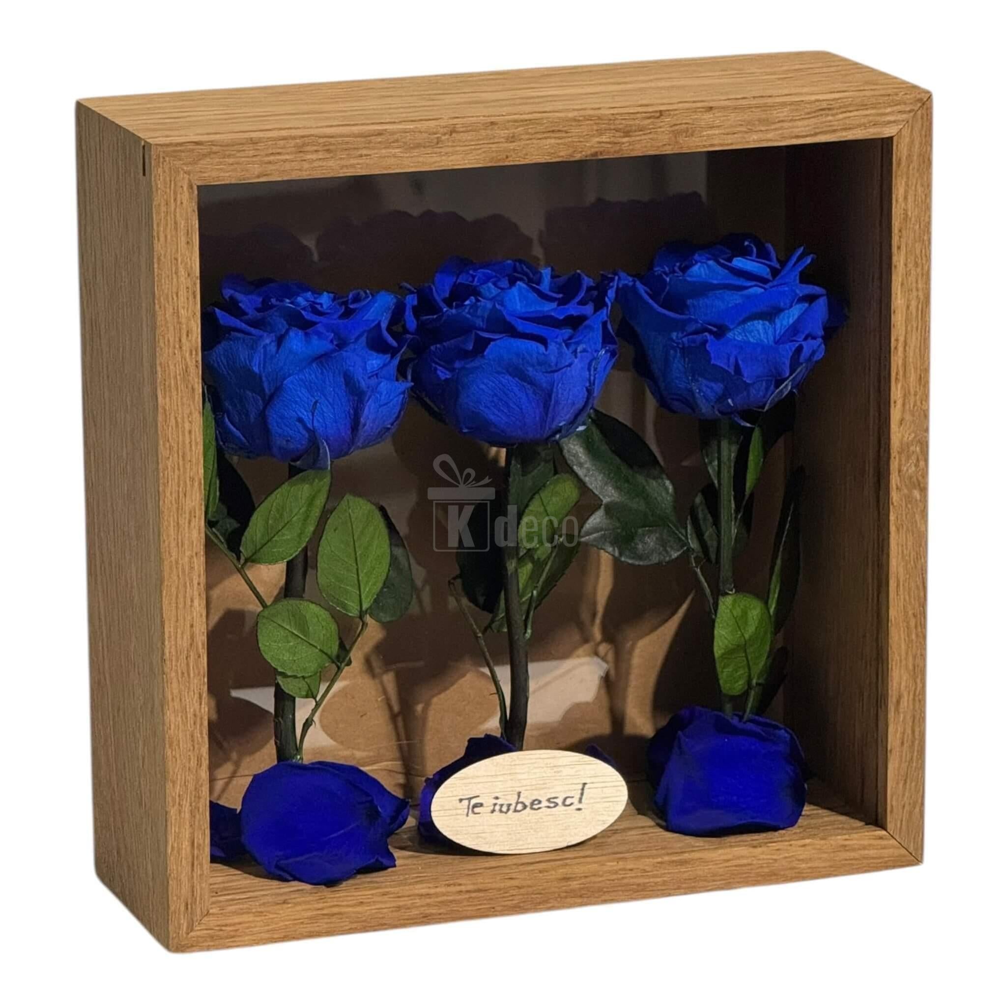 Cadou personalizat cu flori criogenate albastre în ramă de lemn, tablou cu mesaj 'Te iubesc' pentru decor interior elegant.
