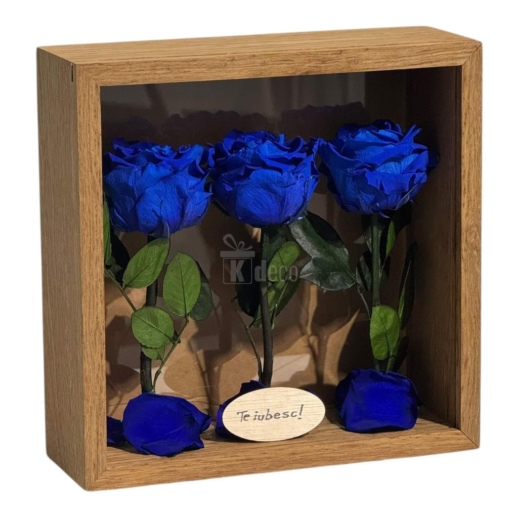 Decor floral personalizat cu 3 trandafiri criogenați albaștri și mesaj 'Te iubesc', ideal pentru cadouri de dragoste și aniversări.
