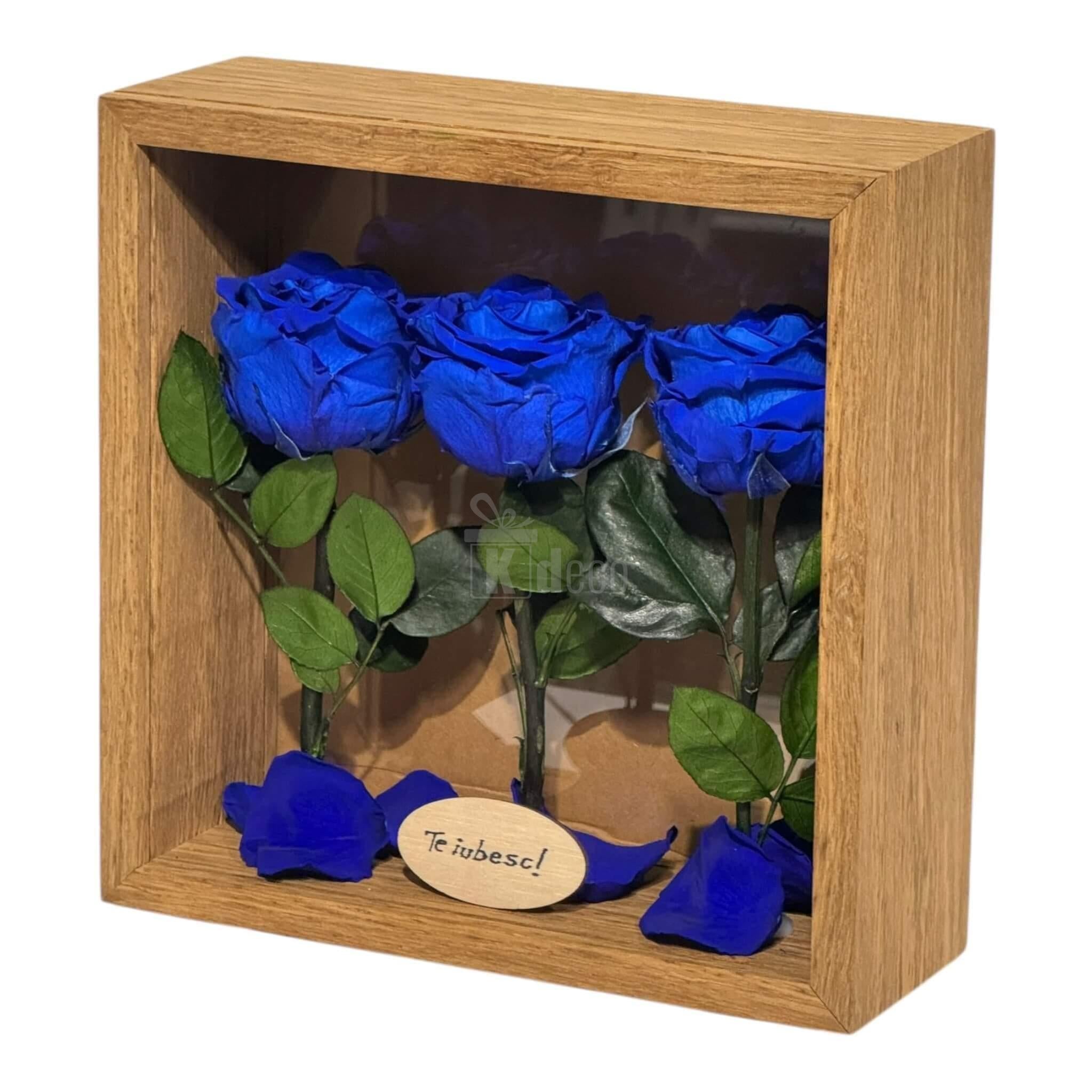 Cadou decorativ cu flori albastre criogenate și mesaj personalizat, tablou 27x27 cm în ramă de lemn pentru ocazii speciale.